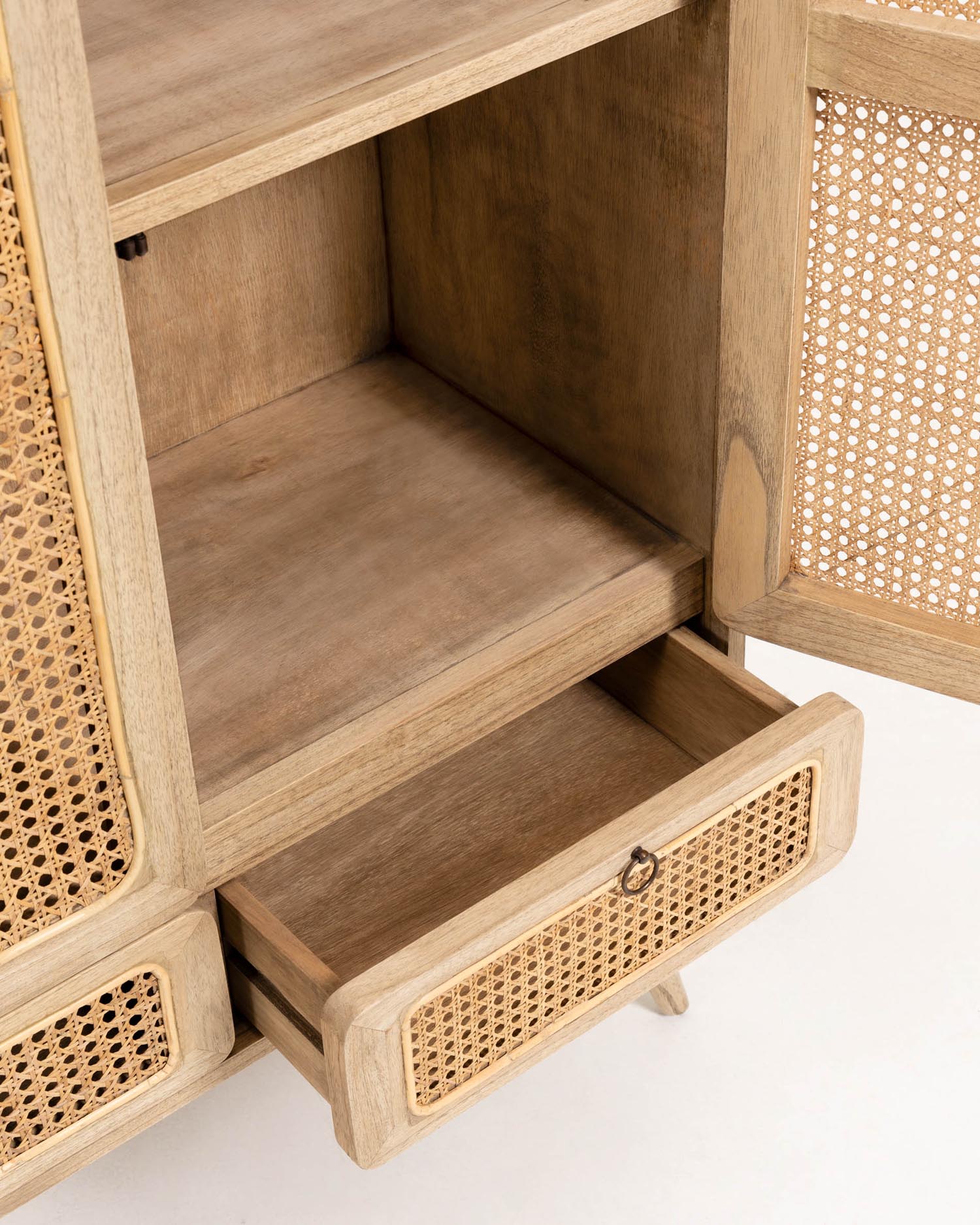 Entdecken Sie den Nalu Schrank von Kave Home: 90 x 175 cm, aus massivem Mindi-Holz und handgeflochtenem Rattan, ideal für stilvolle Aufbewahrung.