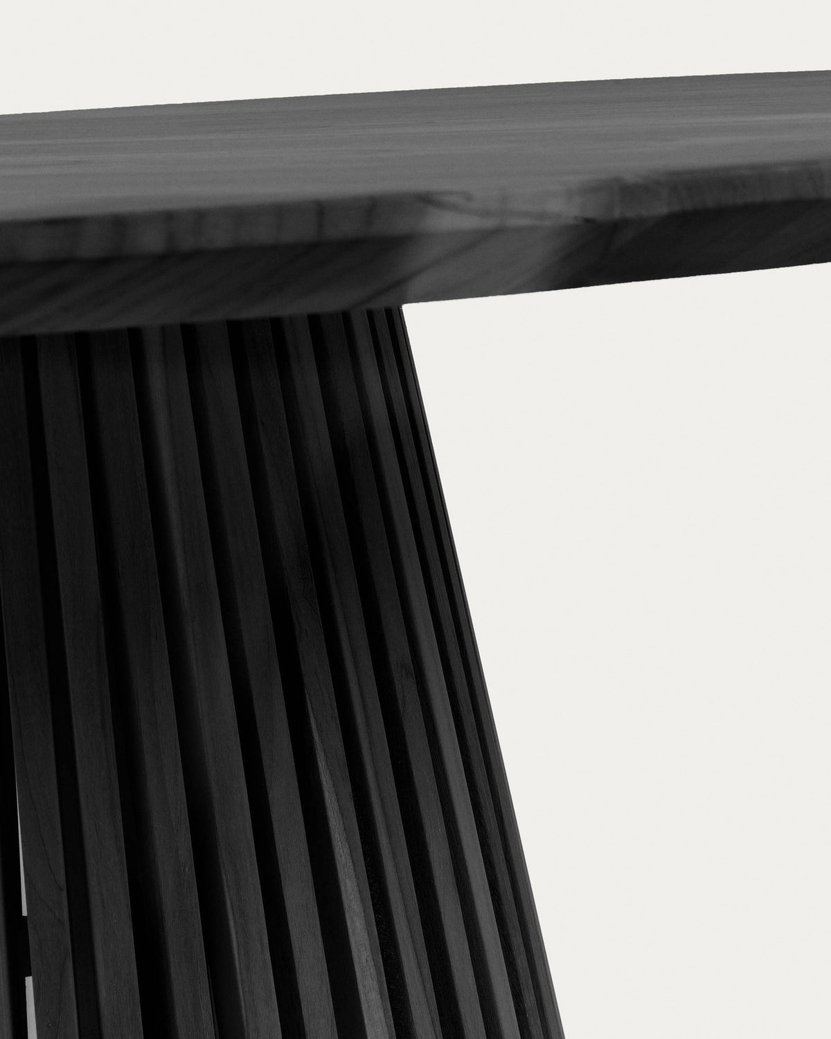 Jeanette runder Tisch aus massivem schwarzem Mindiholz Ø 120 cm in Schwarz präsentiert im Onlineshop von KAQTU Design AG. Esstisch ist von Kave Home