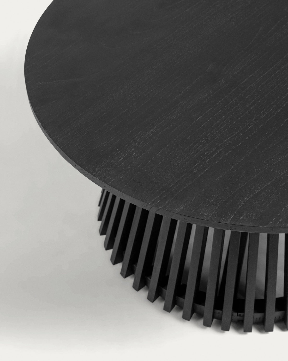 Jeanette Couchtisch aus massivem Mindiholz schwarz Ø 80 cm in Schwarz präsentiert im Onlineshop von KAQTU Design AG. Couchtisch ist von Kave Home