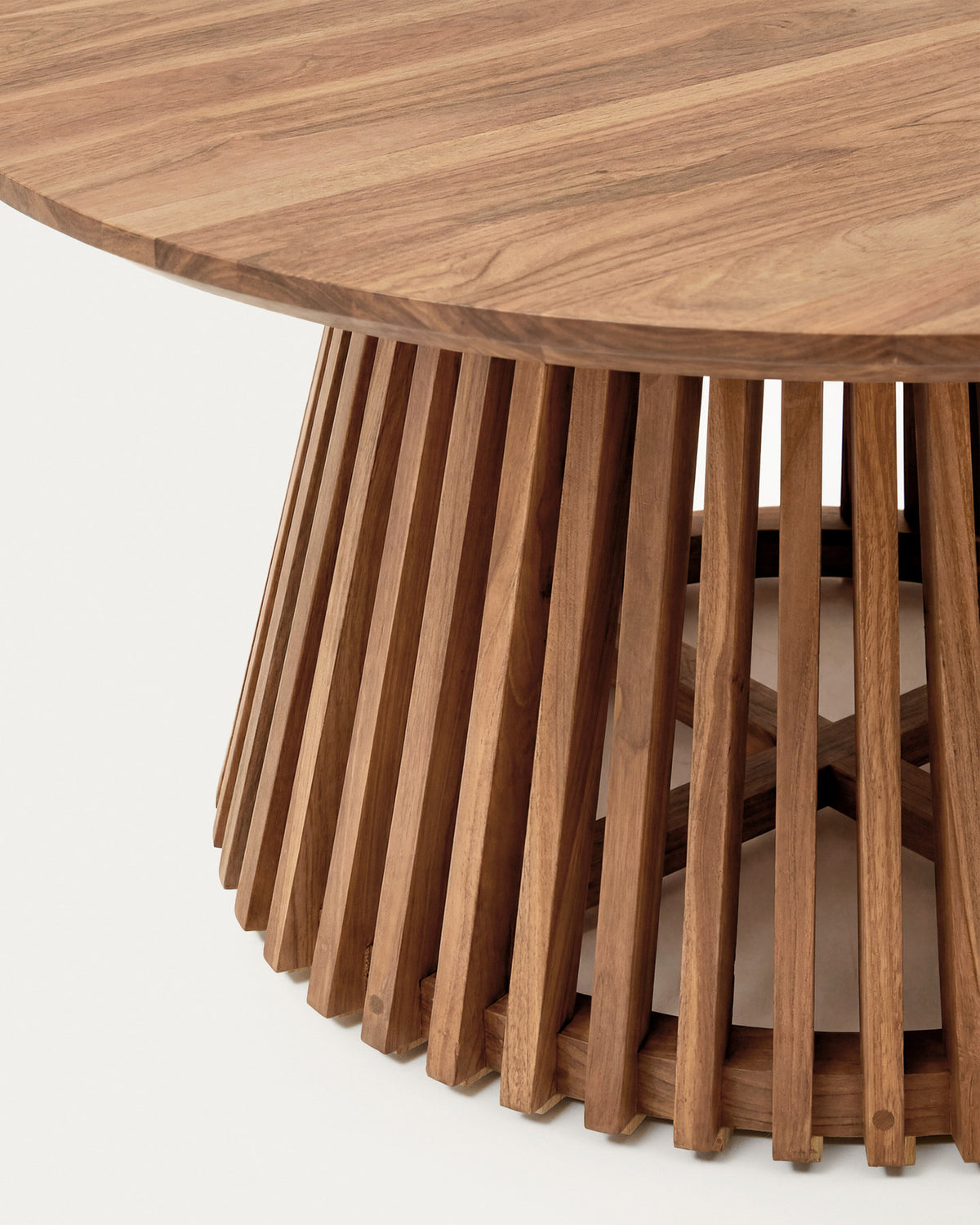 Jeanette Couchtisch aus massivem Teakholz Ø 80 cm in Natur präsentiert im Onlineshop von KAQTU Design AG. Loungetisch ist von Kave Home