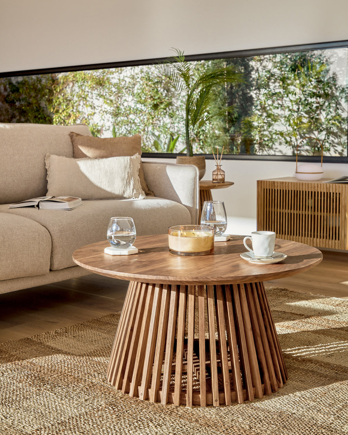 Jeanette Couchtisch aus massivem Teakholz Ø 80 cm in Natur präsentiert im Onlineshop von KAQTU Design AG. Loungetisch ist von Kave Home