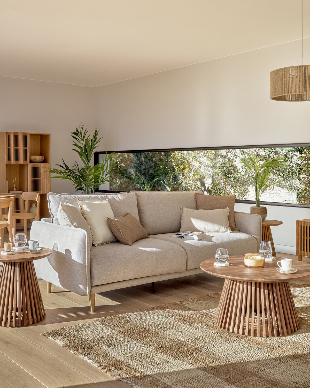 Jeanette Couchtisch aus massivem Teakholz Ø 80 cm in Natur präsentiert im Onlineshop von KAQTU Design AG. Loungetisch ist von Kave Home