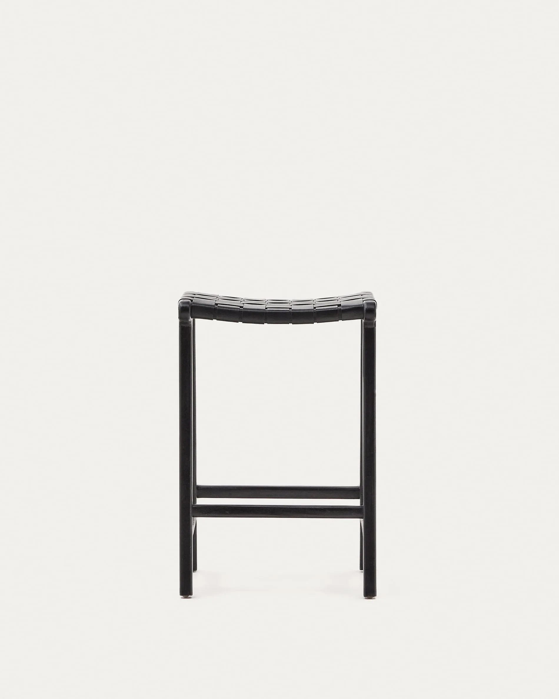 Calixta Hocker: Leder, massives Mahagoni, schwarzes Finish, 67 cm hoch. Perfekt für moderne und elegante Raumgestaltung.
