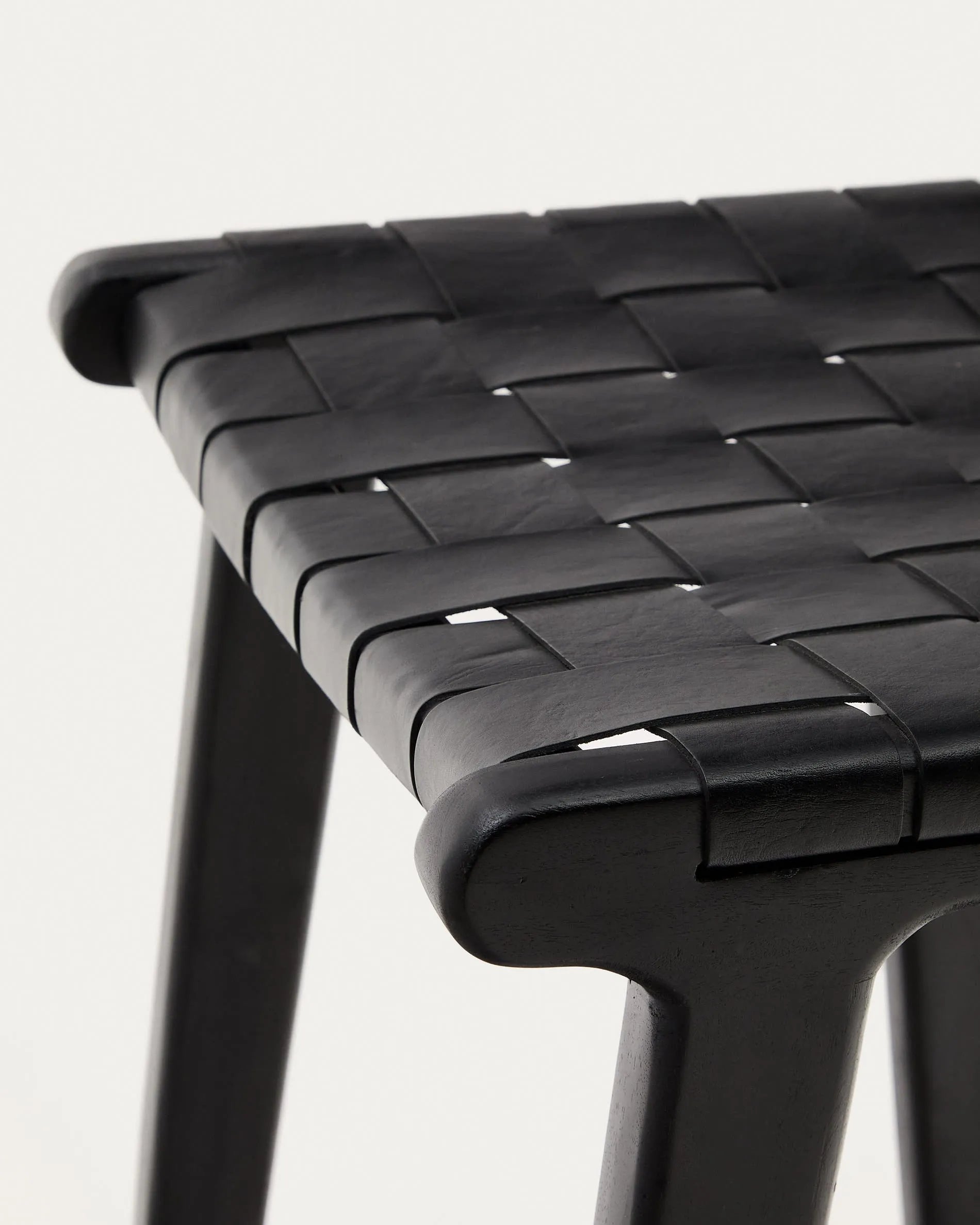 Hocker aus Leder und massivem Mahagoni, schwarzes Finish, 67 cm hoch. Perfekt für moderne und elegante Wohnräume.