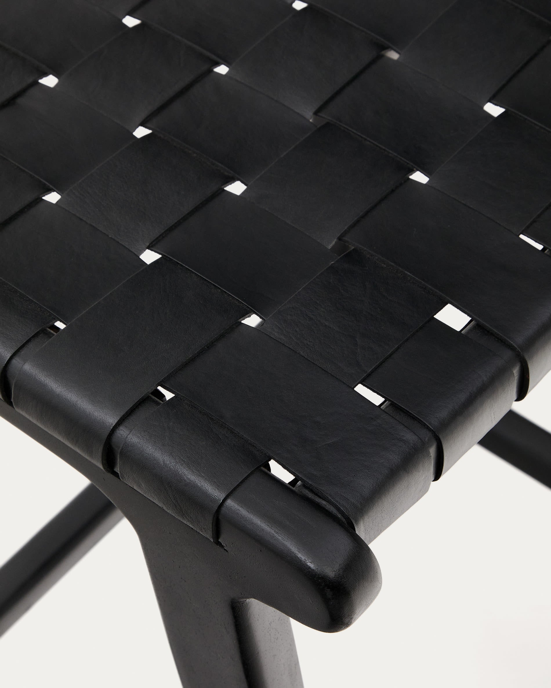 Eleganter Hocker aus Leder und massivem Mahagoni mit schwarzem Finish, 67 cm hoch. Ideal für stilvolle und moderne Einrichtungen.