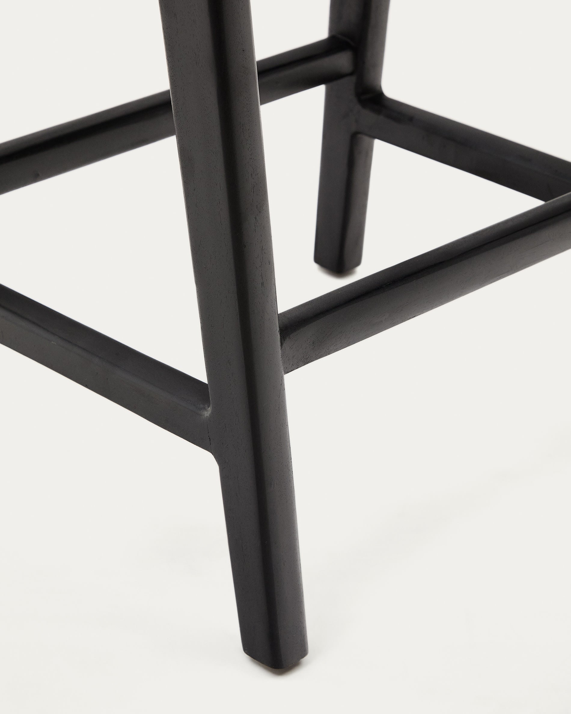 Stilvoller Calixta Hocker von Kave Home: Hochwertiges Leder und robustes Mahagoni, 67 cm hoch – perfekt für Bar und Essbereich.