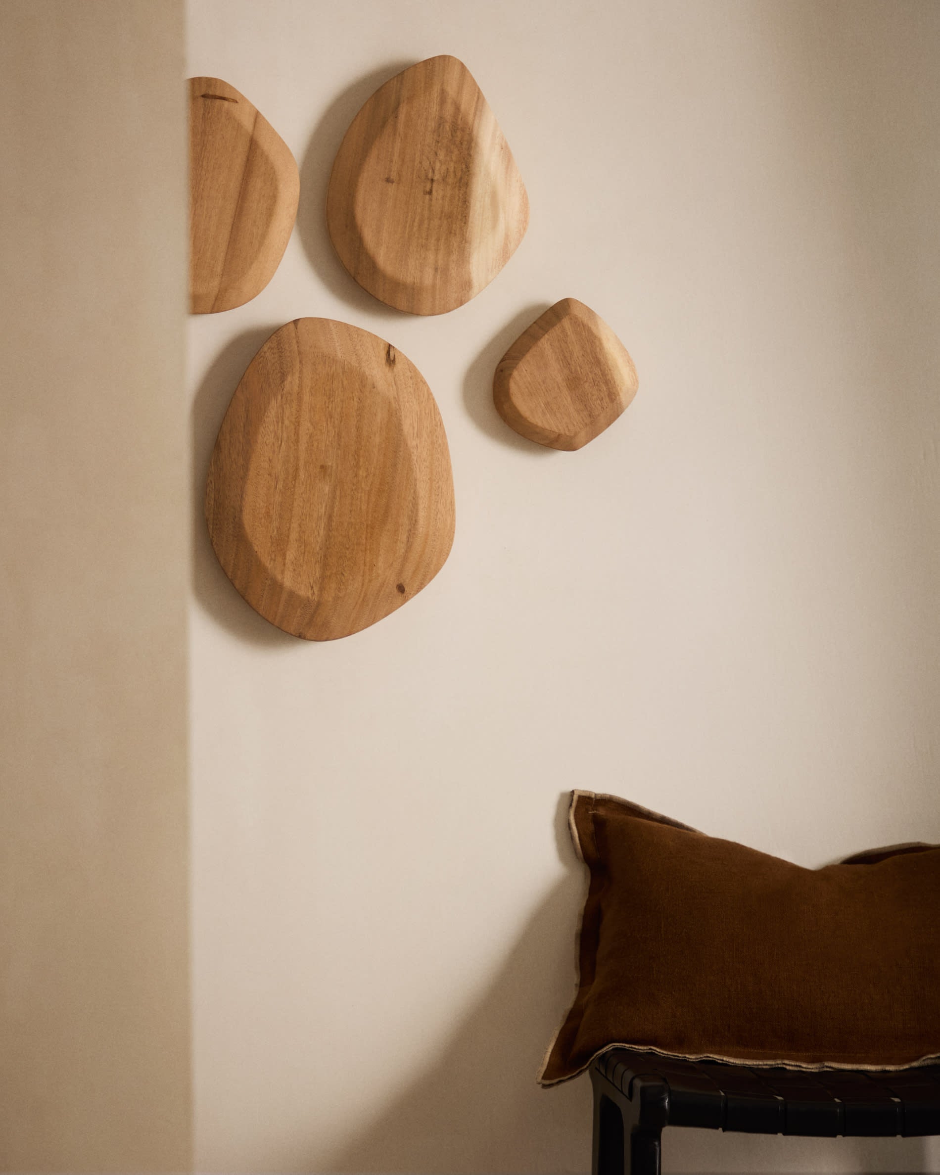 Eleganter Hocker aus Leder und massivem Mahagoni mit schwarzem Finish, 67 cm hoch. Ideal für stilvolle und moderne Einrichtungen.