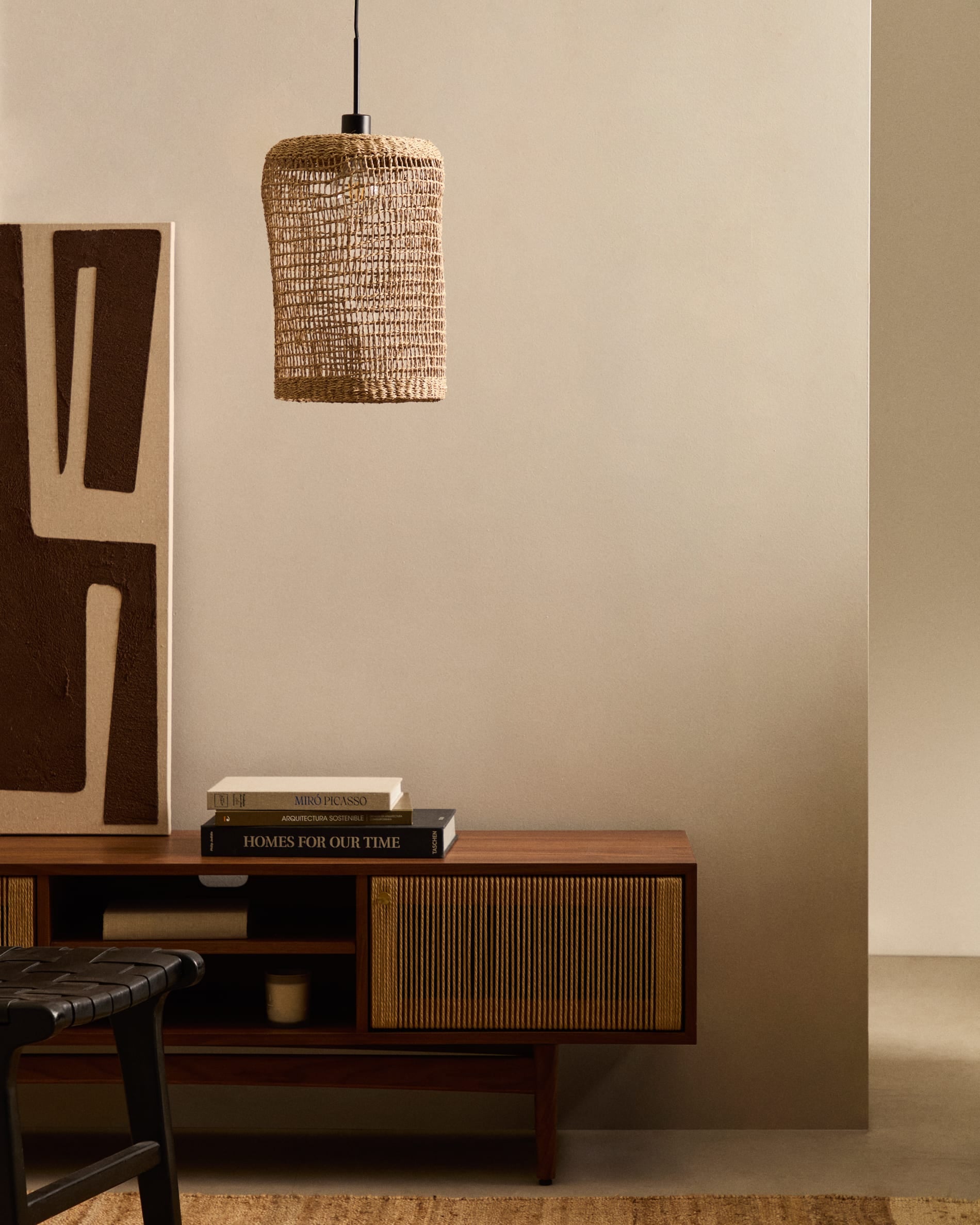 Hocker aus Leder und massivem Mahagoni, schwarzes Finish, 67 cm hoch. Perfekt für moderne und elegante Wohnräume.
