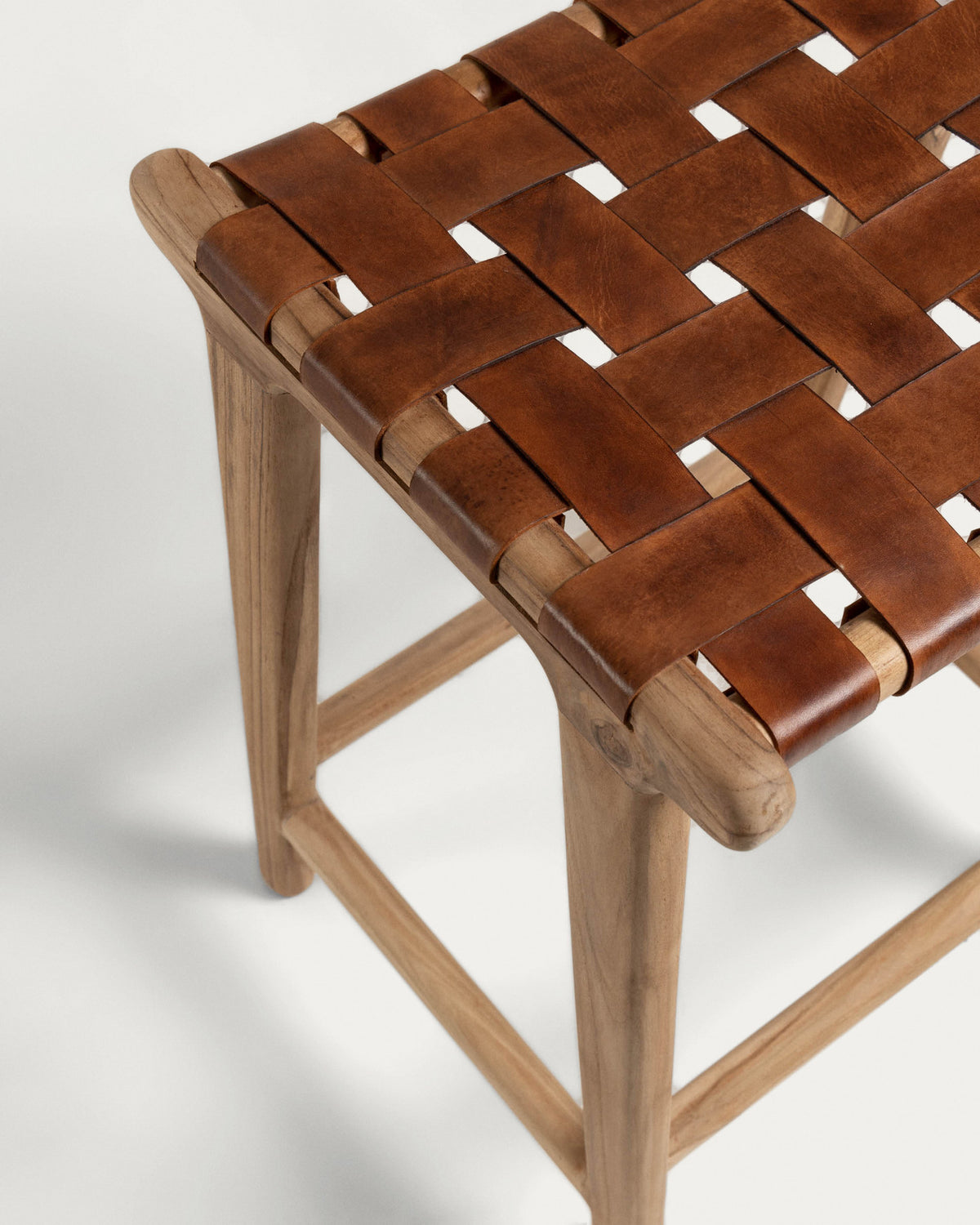 Calixta Hocker aus massivem Teakholz Höhe 67 cm in Natur präsentiert im Onlineshop von KAQTU Design AG. Barhocker ist von Kave Home