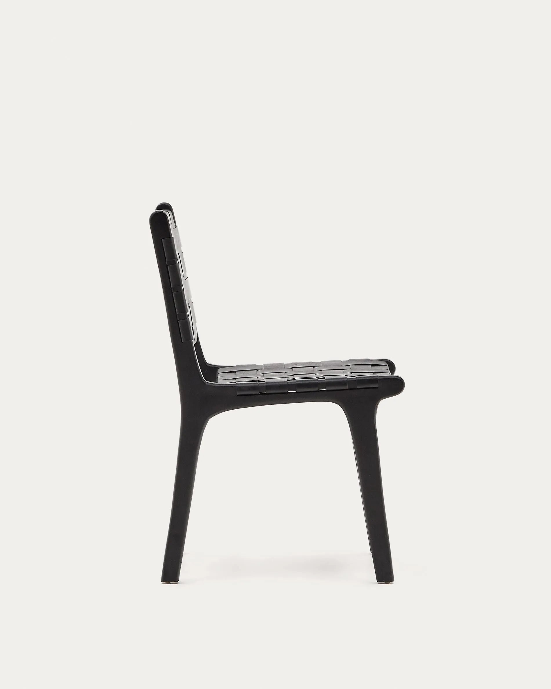 Eleganter Calixta Stuhl aus Leder und massivem Mahagoni mit schwarzem Finish, ideal für stilvolle Wohn- und Esszimmer.