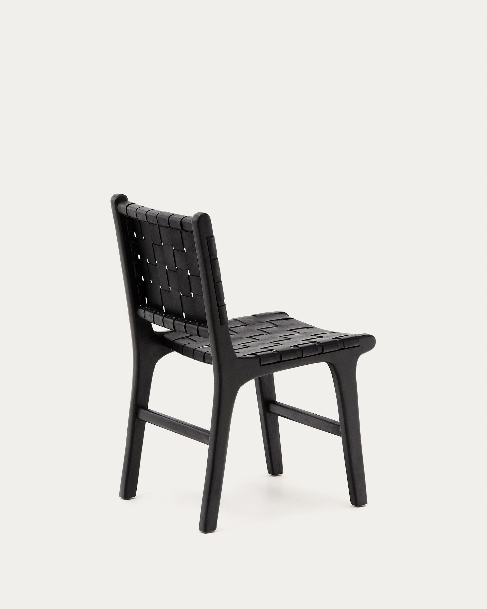 Calixta Stuhl: Lederbezug, massives Mahagoni, schwarzes Finish. Perfekt für modernes Wohnen und stilvolle Esszimmer.