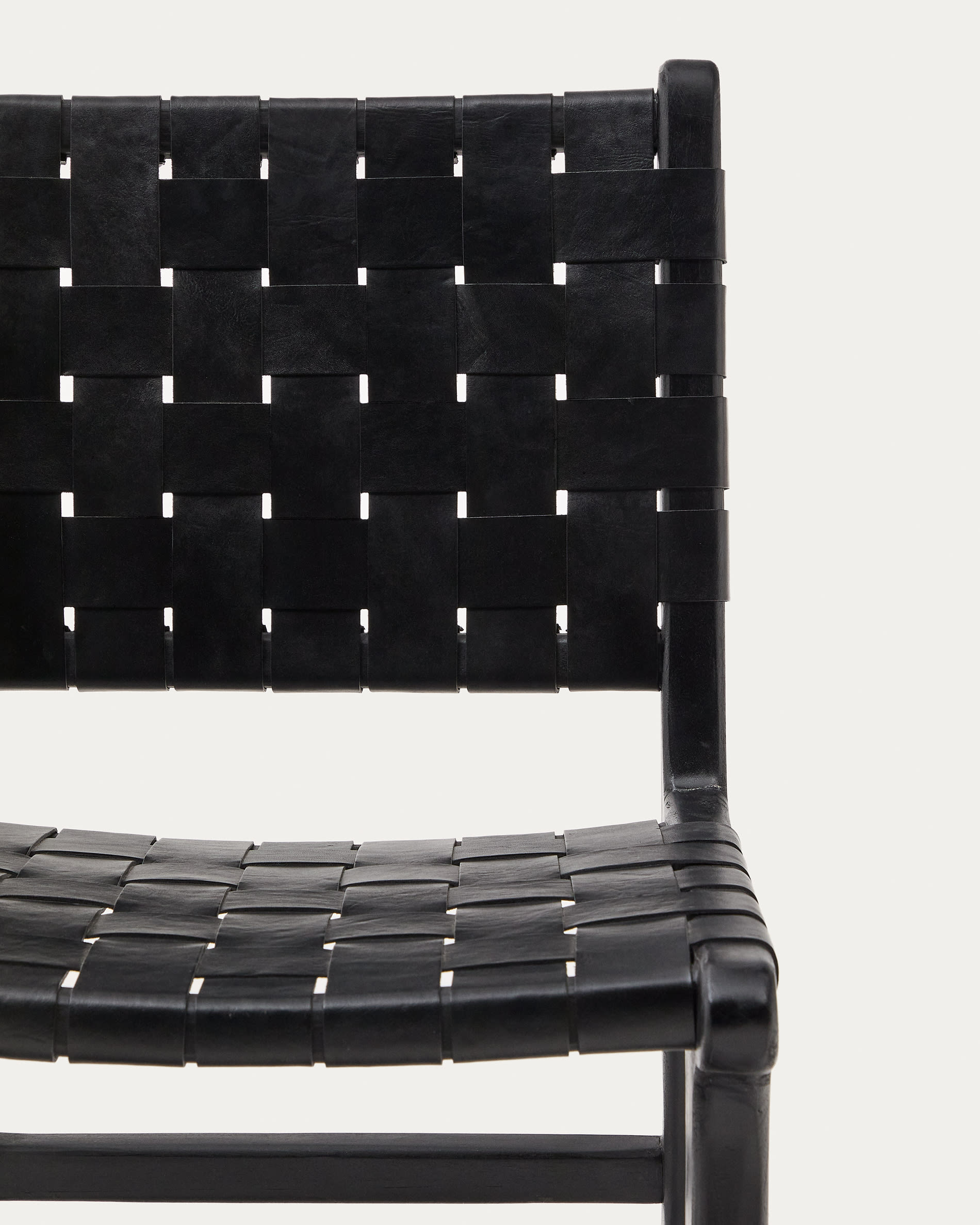 Calixta Stuhl: Lederbezug, massives Mahagoni, schwarzes Finish. Perfekt für moderne, elegante Wohn- und Essbereiche.