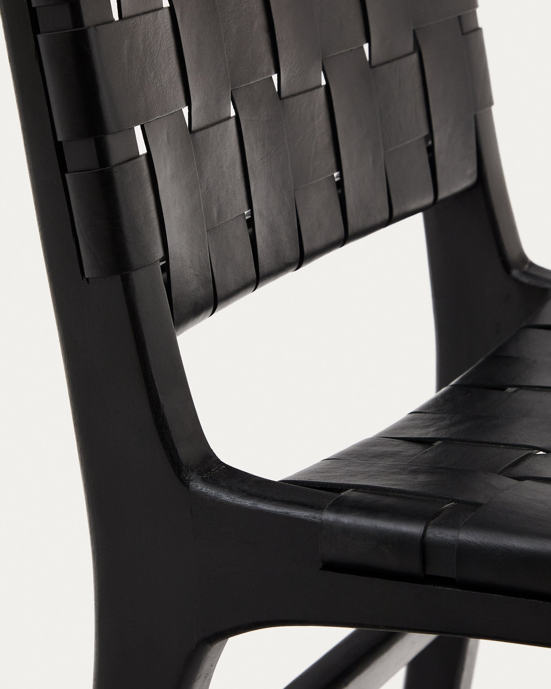 Calixta Stuhl von Kave Home: Edler Lederstuhl aus robustem Mahagoni mit modernem schwarzem Finish. Ideal für stilvolle Wohnräume.