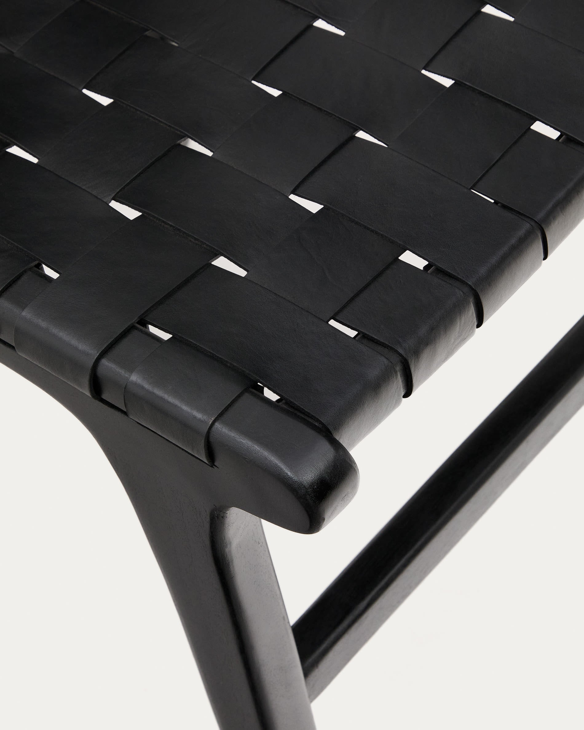 Calixta Stuhl: Hochwertiges Leder, massives Mahagoni, schwarzes Finish. Perfekt für moderne Wohn- und Essbereiche.