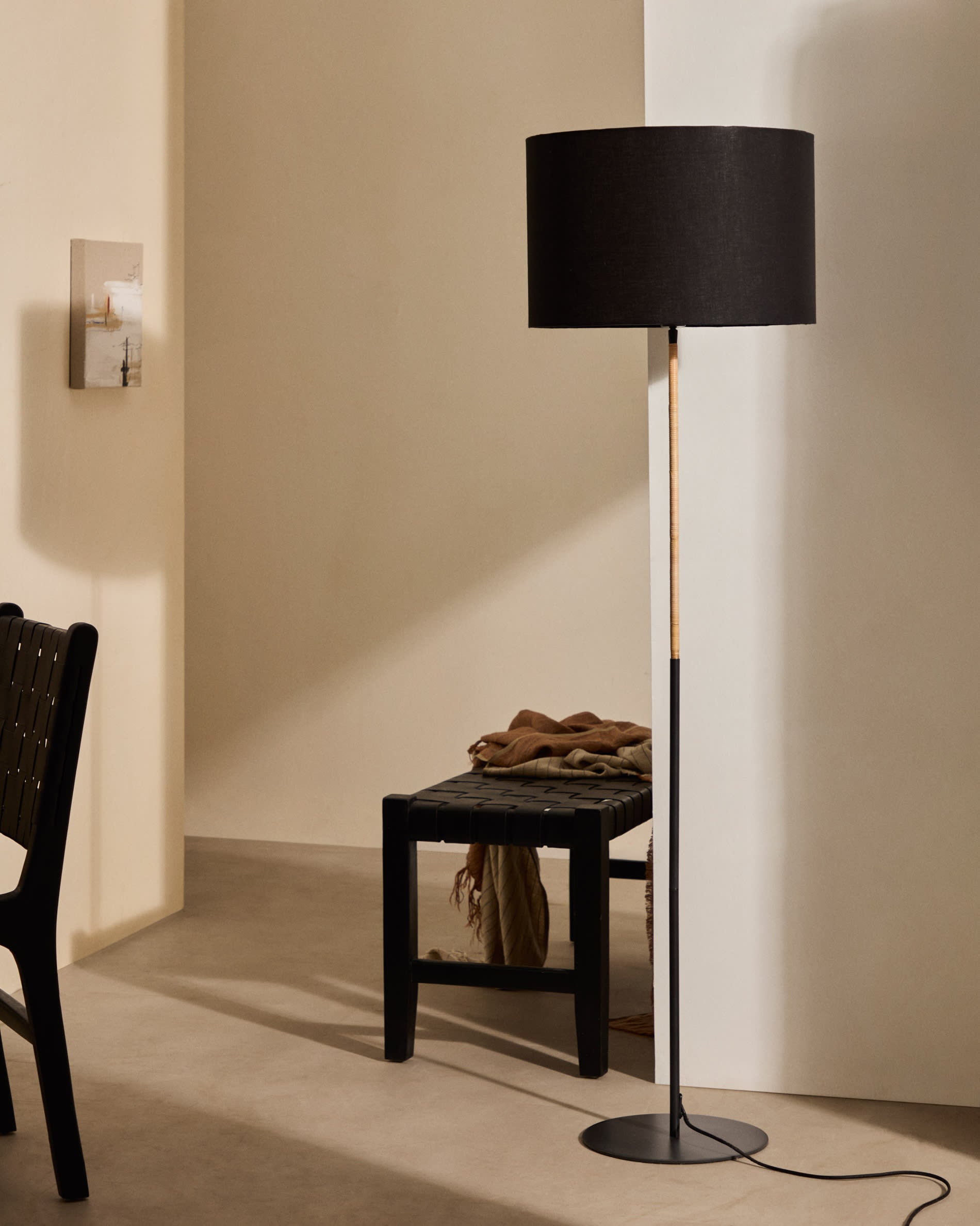 Calixta Stuhl von Kave Home: Hochwertiger Lederstuhl mit massivem Mahagoni und modernem schwarzem Finish, perfekt für elegantes Wohnen.