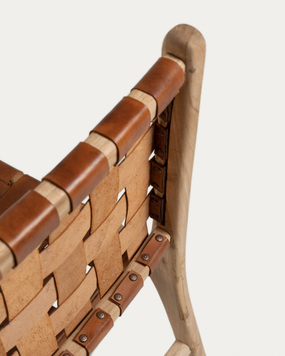 Calixta Stuhl aus Leder und massivem Teak in Natur präsentiert im Onlineshop von KAQTU Design AG. Stuhl ist von Kave Home