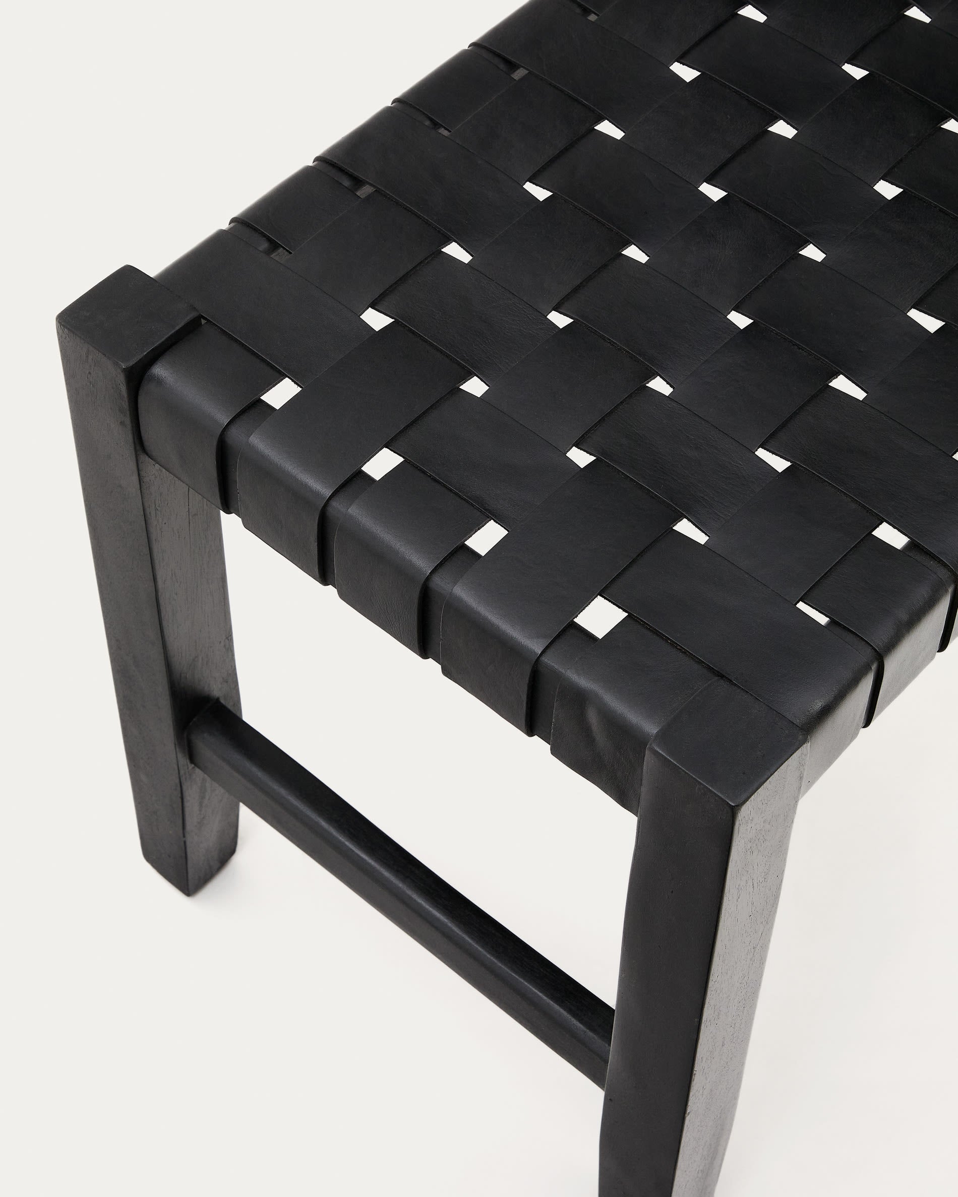 Calixta Bank: 120 cm, aus hochwertigem Leder und robustem Mahagoni mit elegantem schwarzem Finish. Perfekt für jedes Zuhause.