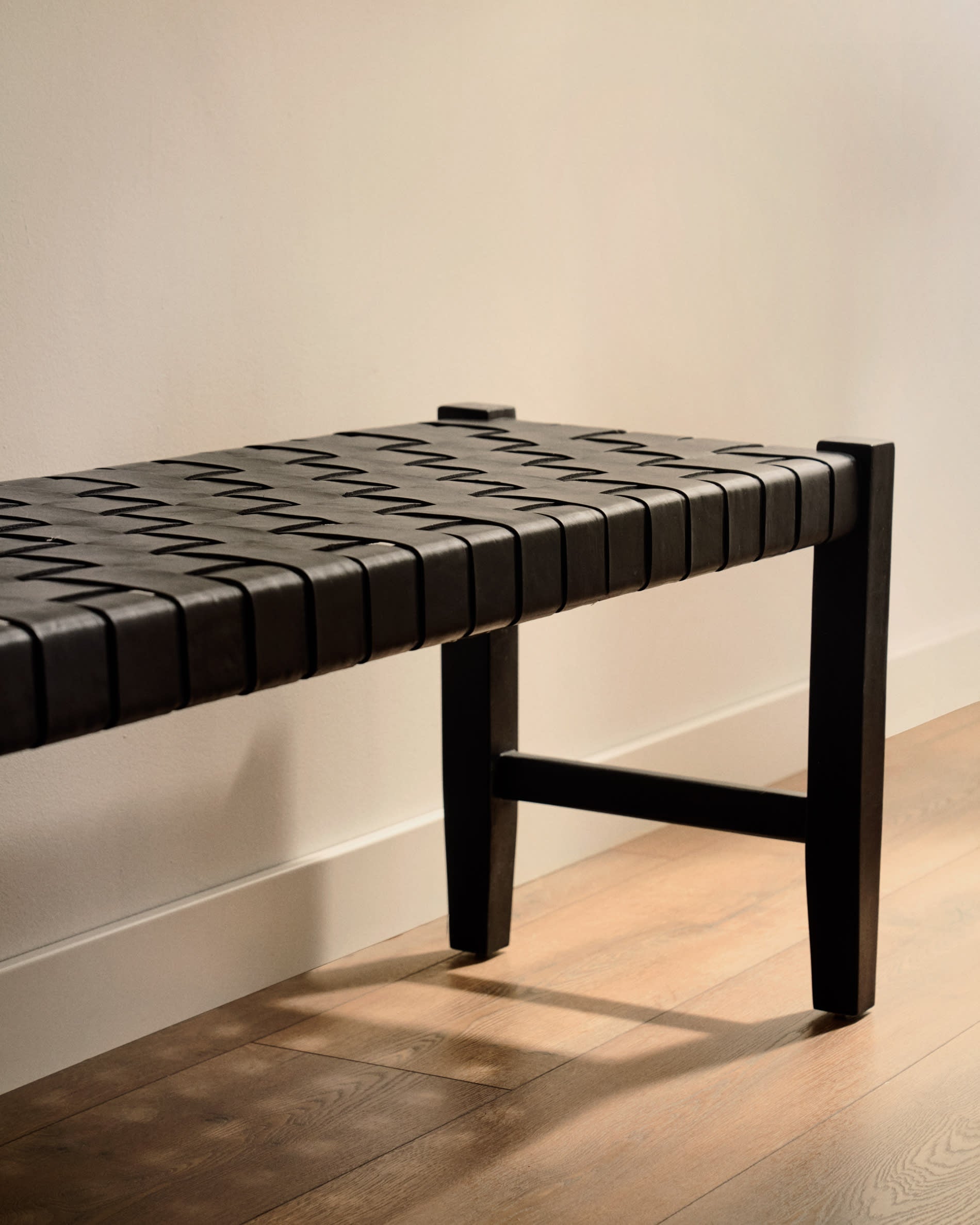Calixta Bank: 120 cm, Leder und massives Mahagoni, schwarzes Finish, stilvoll und hochwertig für moderne Wohnräume.