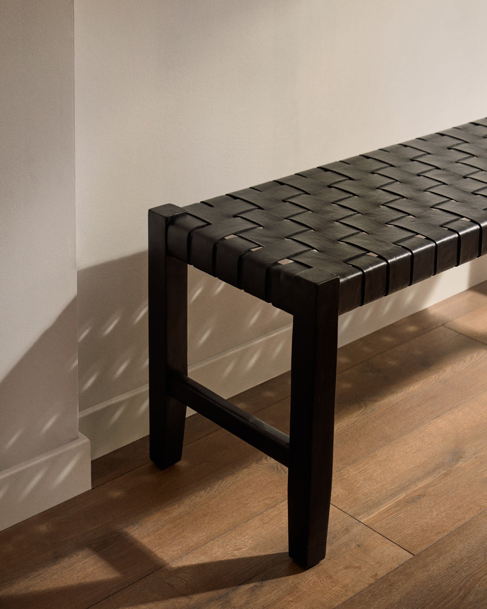 Calixta Bank: 120 cm, Leder, massives Mahagoni, schwarzes Finish, perfekt für moderne und elegante Wohnräume.