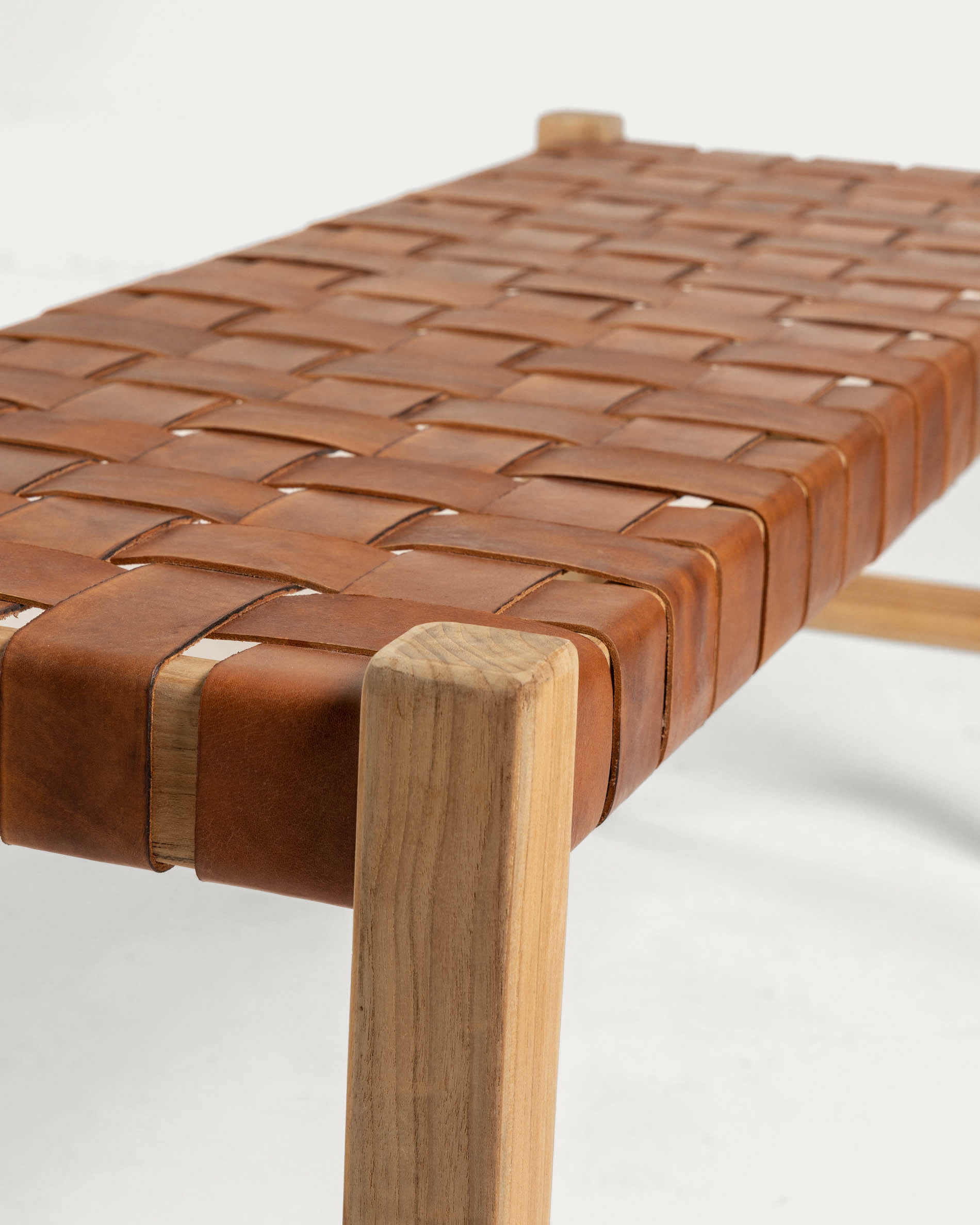 Entdecken Sie die Calixta Bank von Kave Home: 120 cm aus massivem Teakholz, ideal für drinnen und draußen, mit eleganten Lederriemen.