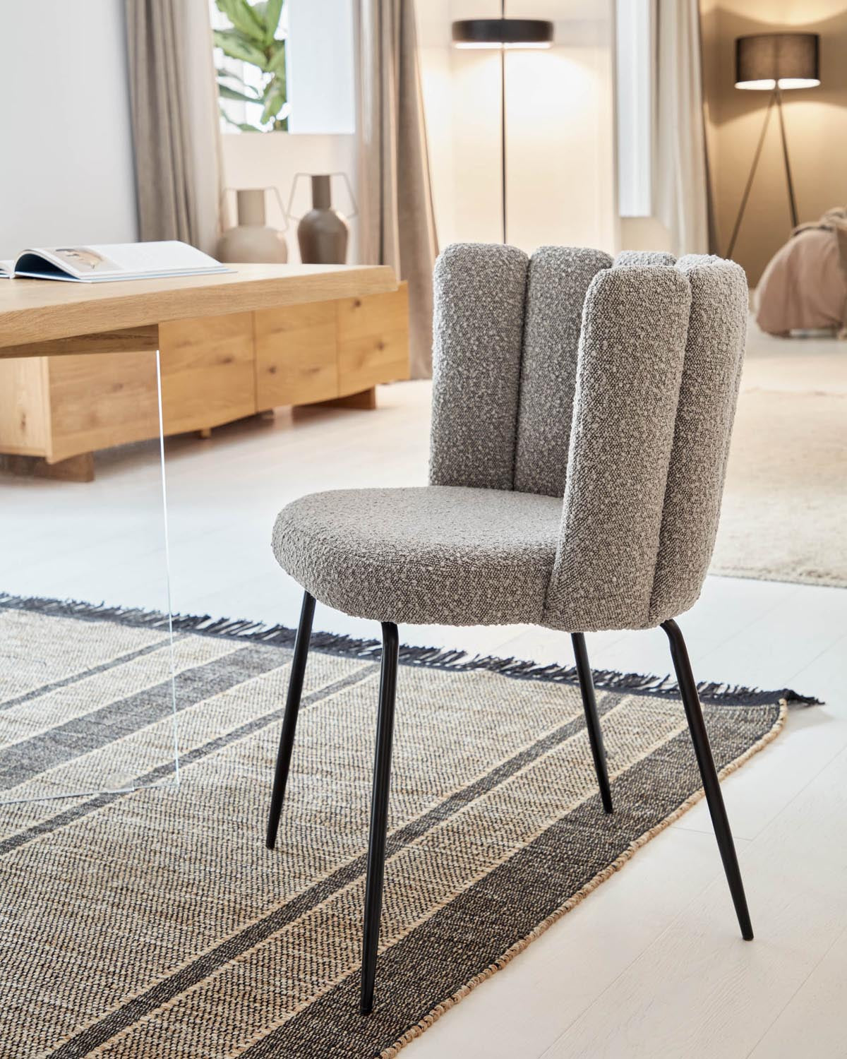 Aniela Stuhl mit hellgrauem Bouclé und Metallbeinen mit schwarzem Finish in Grau präsentiert im Onlineshop von KAQTU Design AG. Stuhl ist von Kave Home