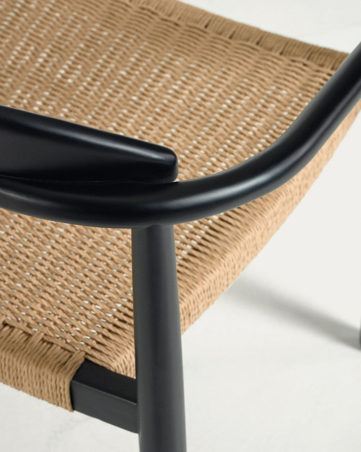 Nina stapelbarer Stuhl aus massivem Akazienholz und Papierseil beige FSC 100% in Schwarz präsentiert im Onlineshop von KAQTU Design AG. Stuhl mit Armlehne ist von Kave Home