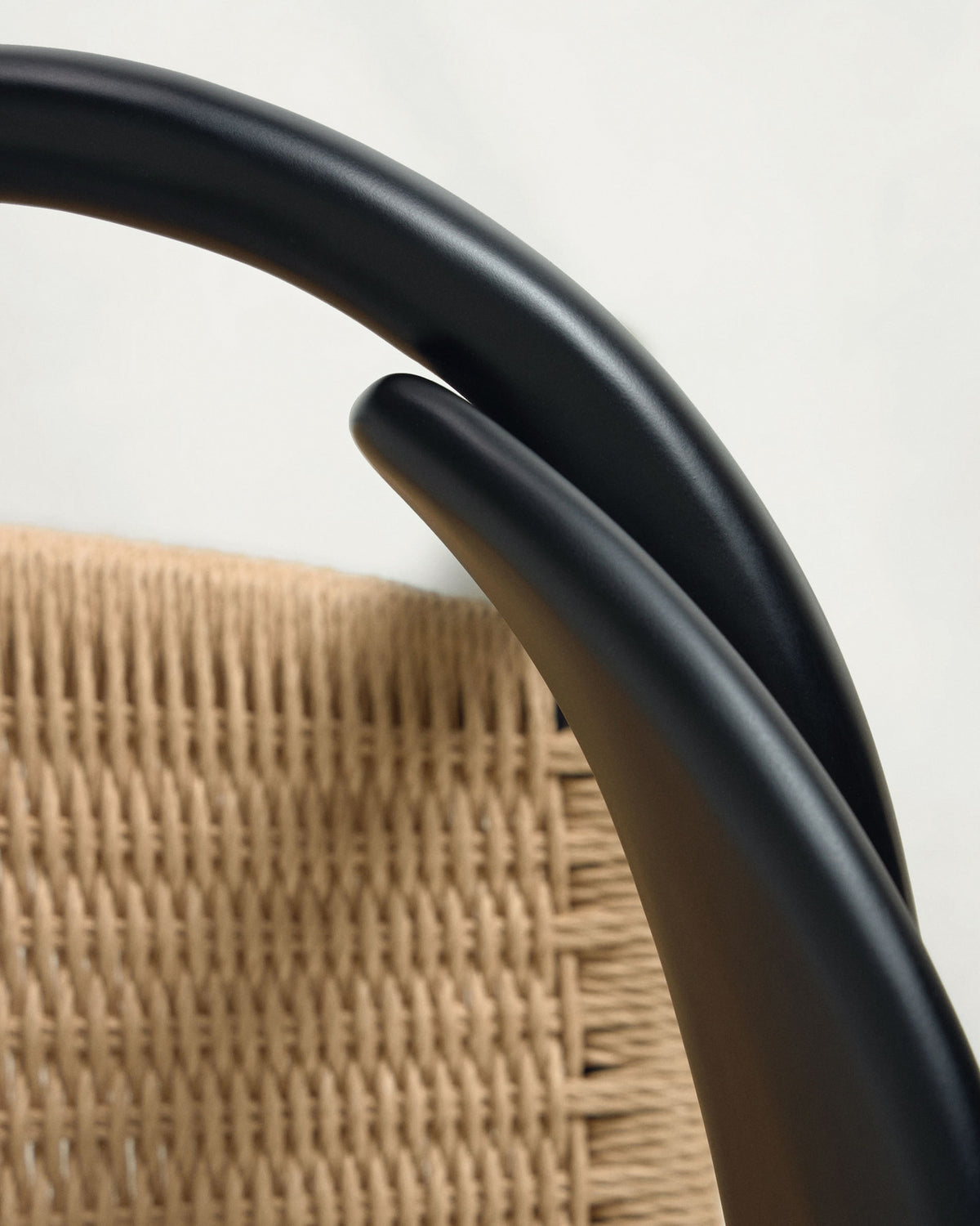 Nina stapelbarer Stuhl aus massivem Akazienholz und Papierseil beige FSC 100% in Schwarz präsentiert im Onlineshop von KAQTU Design AG. Stuhl mit Armlehne ist von Kave Home