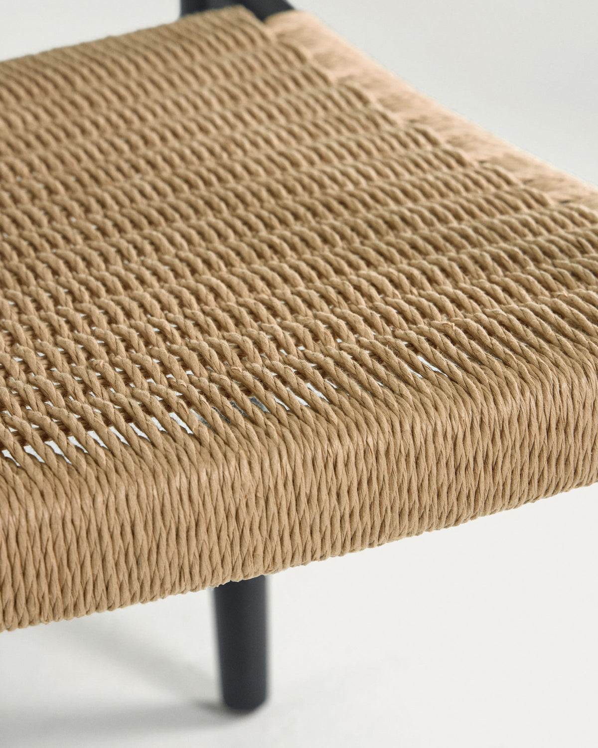 Nina stapelbarer Stuhl aus massivem Akazienholz und Papierseil beige FSC 100% in Schwarz präsentiert im Onlineshop von KAQTU Design AG. Stuhl mit Armlehne ist von Kave Home