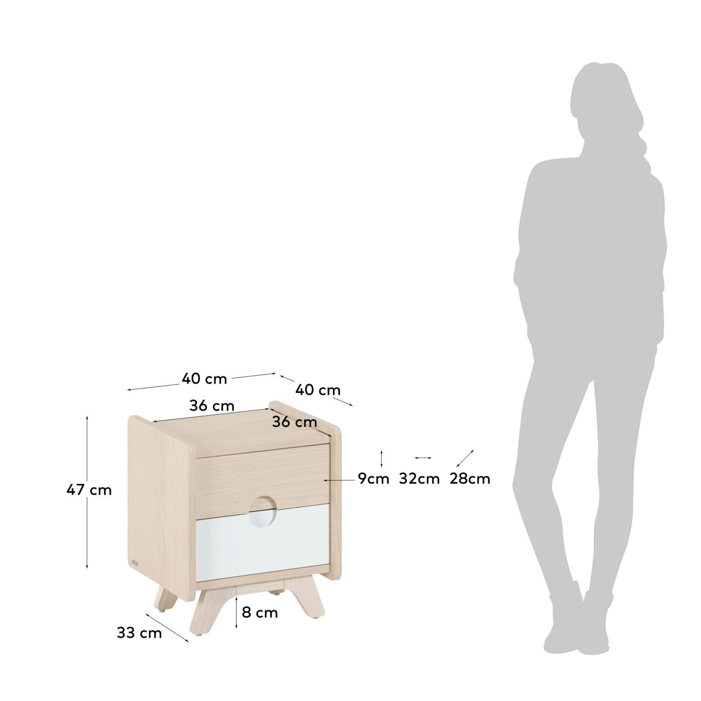 Eleganter Nachttisch aus Eschenfurnier mit stabilen Massivholzbeinen, 40 x 47 cm, von Kave Home. Ideal für modernes Wohndesign.