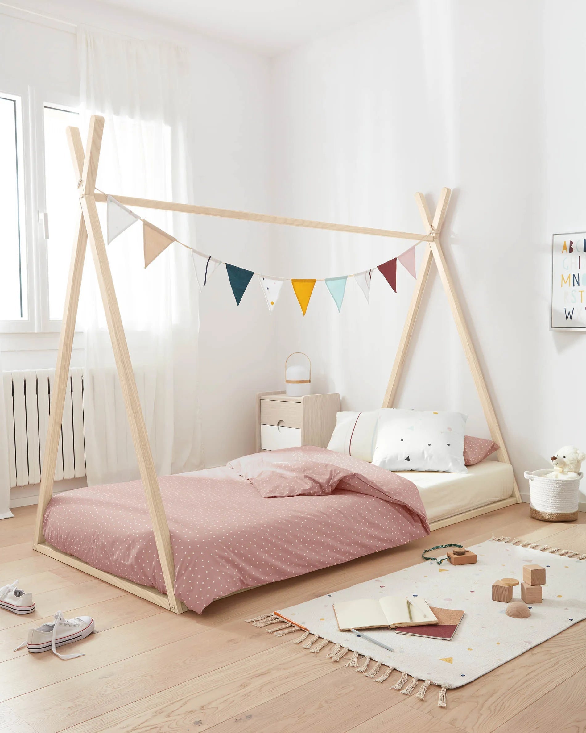 Eleganter Nachttisch aus Eschenfurnier mit stabilen Beinen aus massivem Eschenholz, 40 x 47 cm, von Kave Home. Ideal für modernes Wohnen.