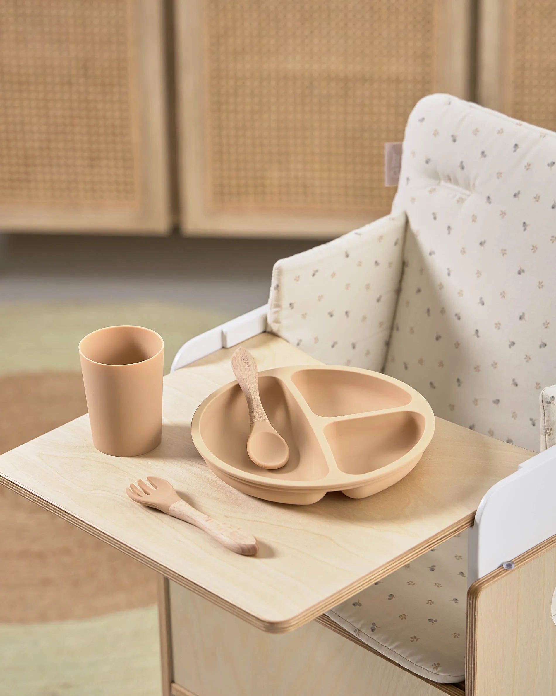 Tablett aus Birkenfurnier, speziell für den Nuun-Stuhl von Kave Home. Praktisch, langlebig und perfekt für Kinder.