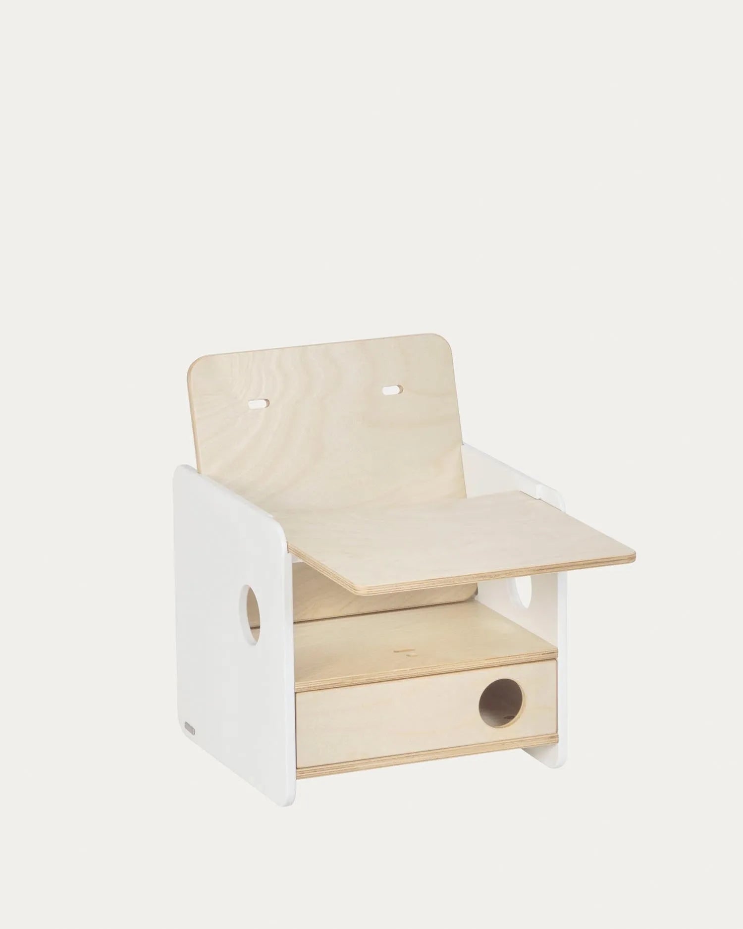 Elegantes Tablett aus Birkenfurnier, passend für den Nuun-Stuhl von Kave Home. Funktional, langlebig und ideal für Kinder.