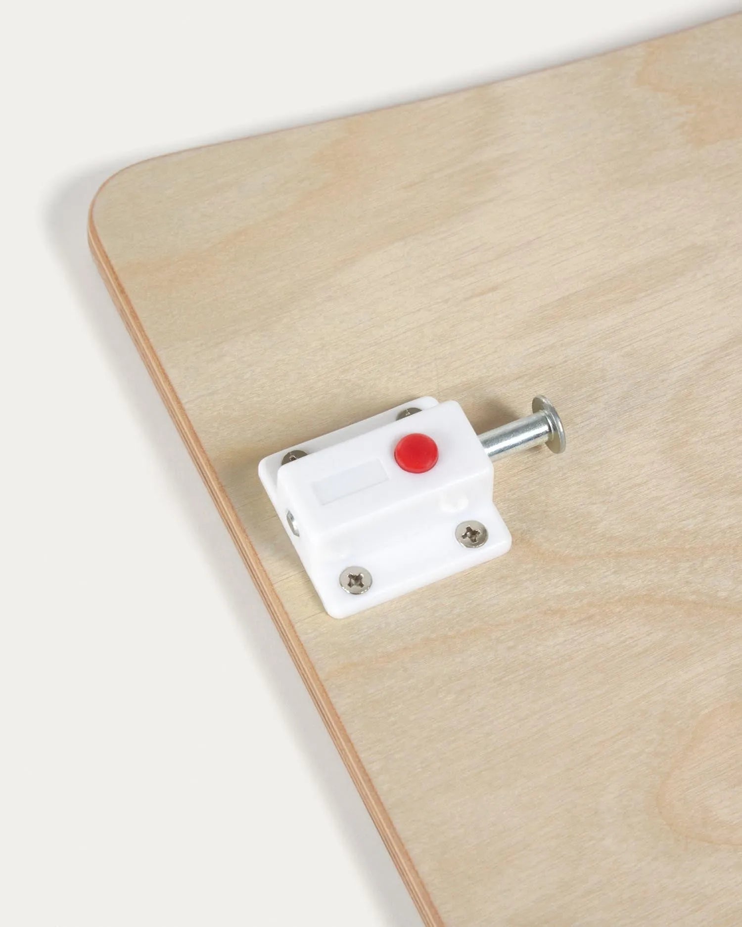 Elegantes Tablett aus Birkenfurnier, passend für den Nuun-Stuhl von Kave Home. Funktional, langlebig und ideal für Kinder.