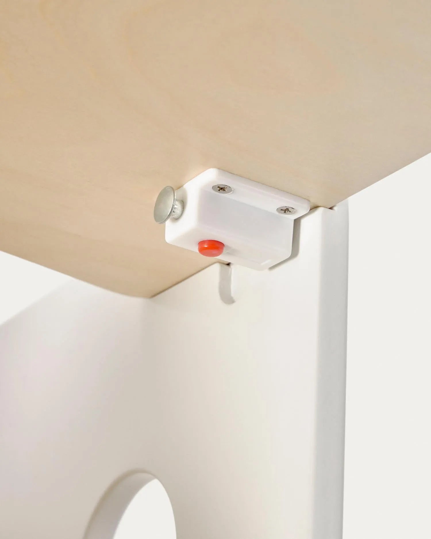 Stilvolles Tablett aus Birkenfurnier, speziell für den Nuun-Stuhl von Kave Home. Praktisch, robust und perfekt für Kinder.