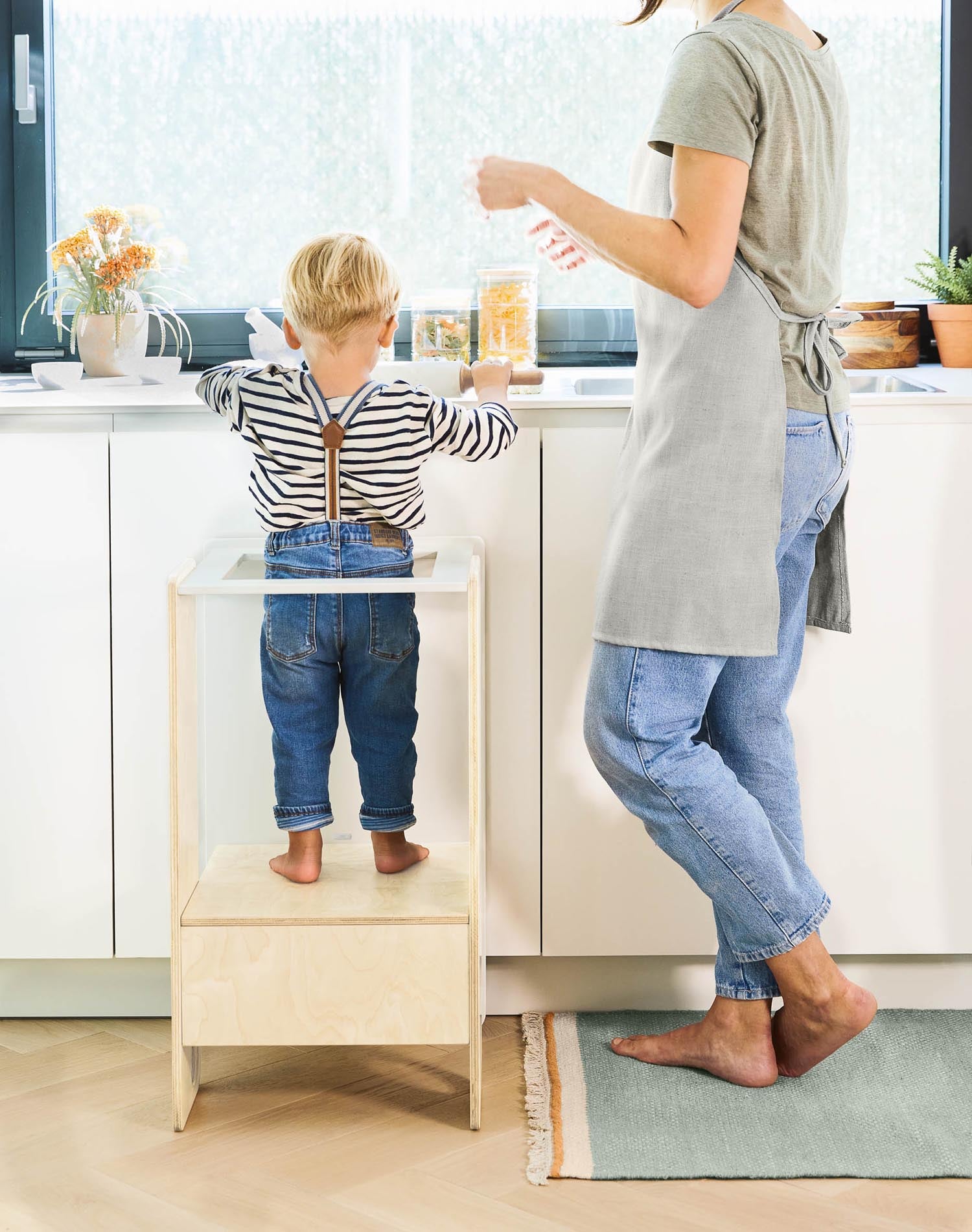 Nuun Lernturm aus hochwertigem Birkenfurnier: fördert Selbstständigkeit, sicheres Spielen und Lernen für Kinder in stilvollem Design.