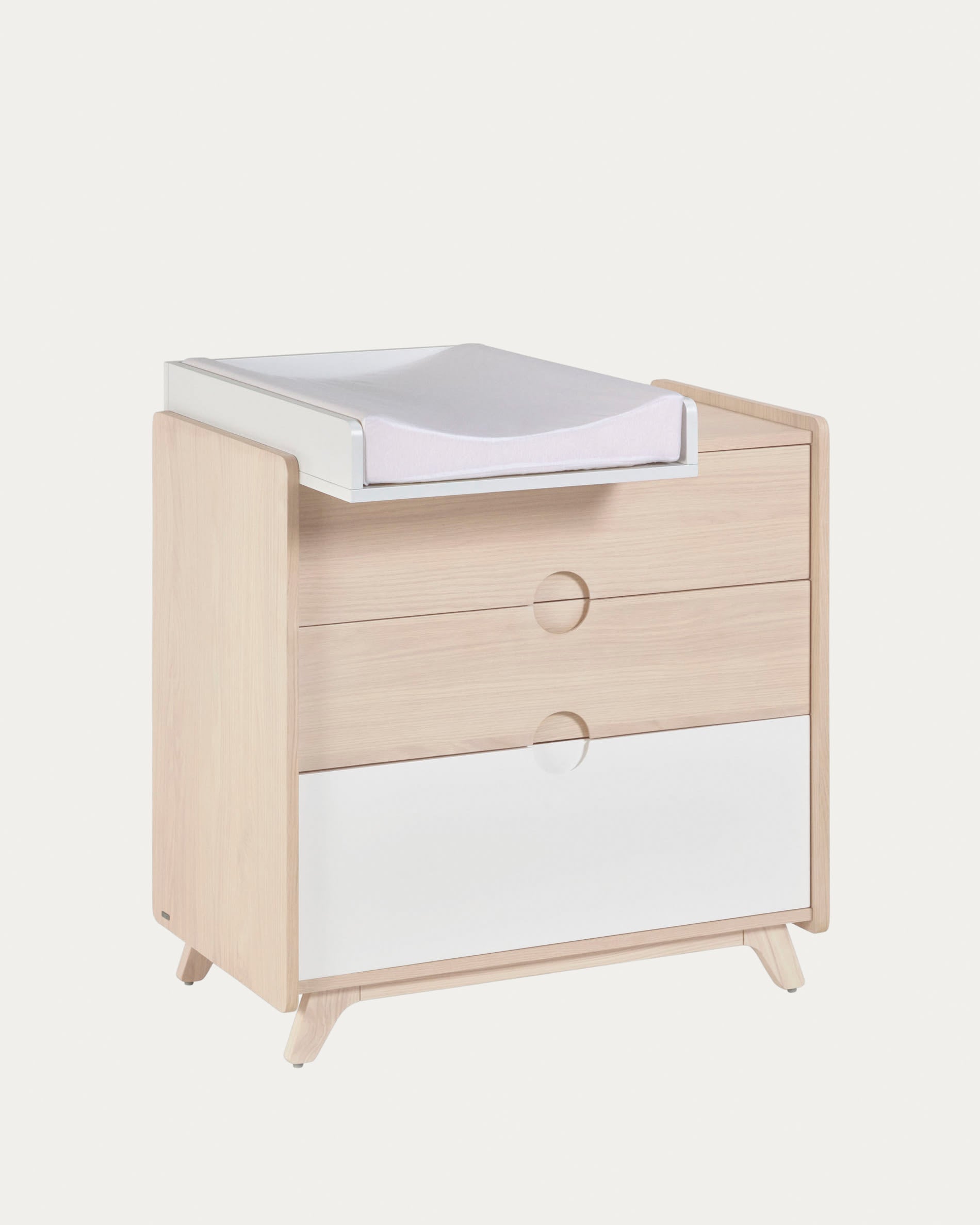 Weisser Wickelaufsatz aus MDF, 72x55 cm, von Kave Home. Ideal für sicheres und bequemes Wickeln Ihres Babys.