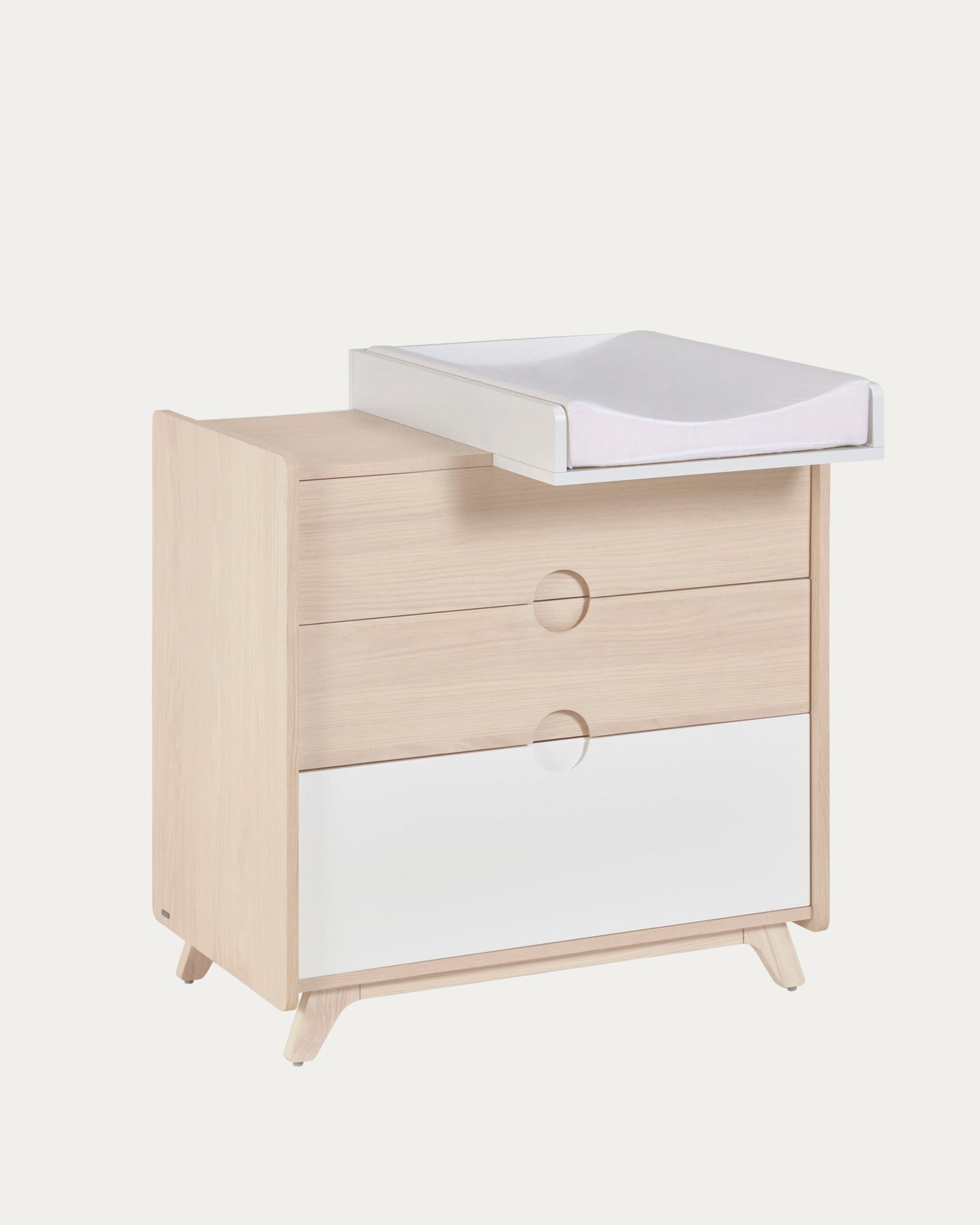 Praktischer Wickelaufsatz aus weissem MDF, 72x55 cm, von Kave Home. Perfekt für komfortables und sicheres Wickeln.