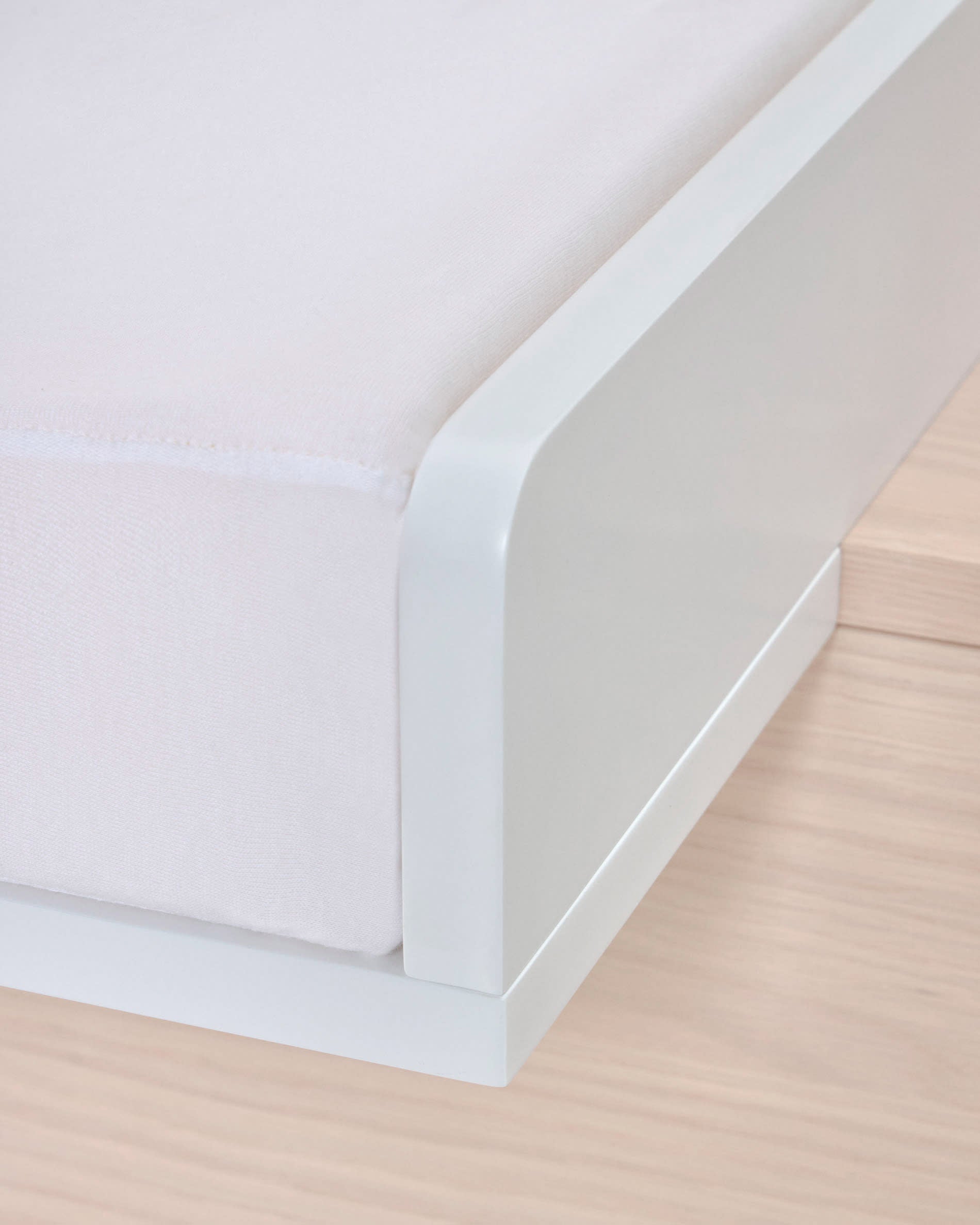 Der Nunila Wickelaufsatz von Kave Home, 72 x 55 cm, aus elegantem MDF in Weiss, bietet eine stilvolle und praktische Lösung für Ihr Kinderzimmer.