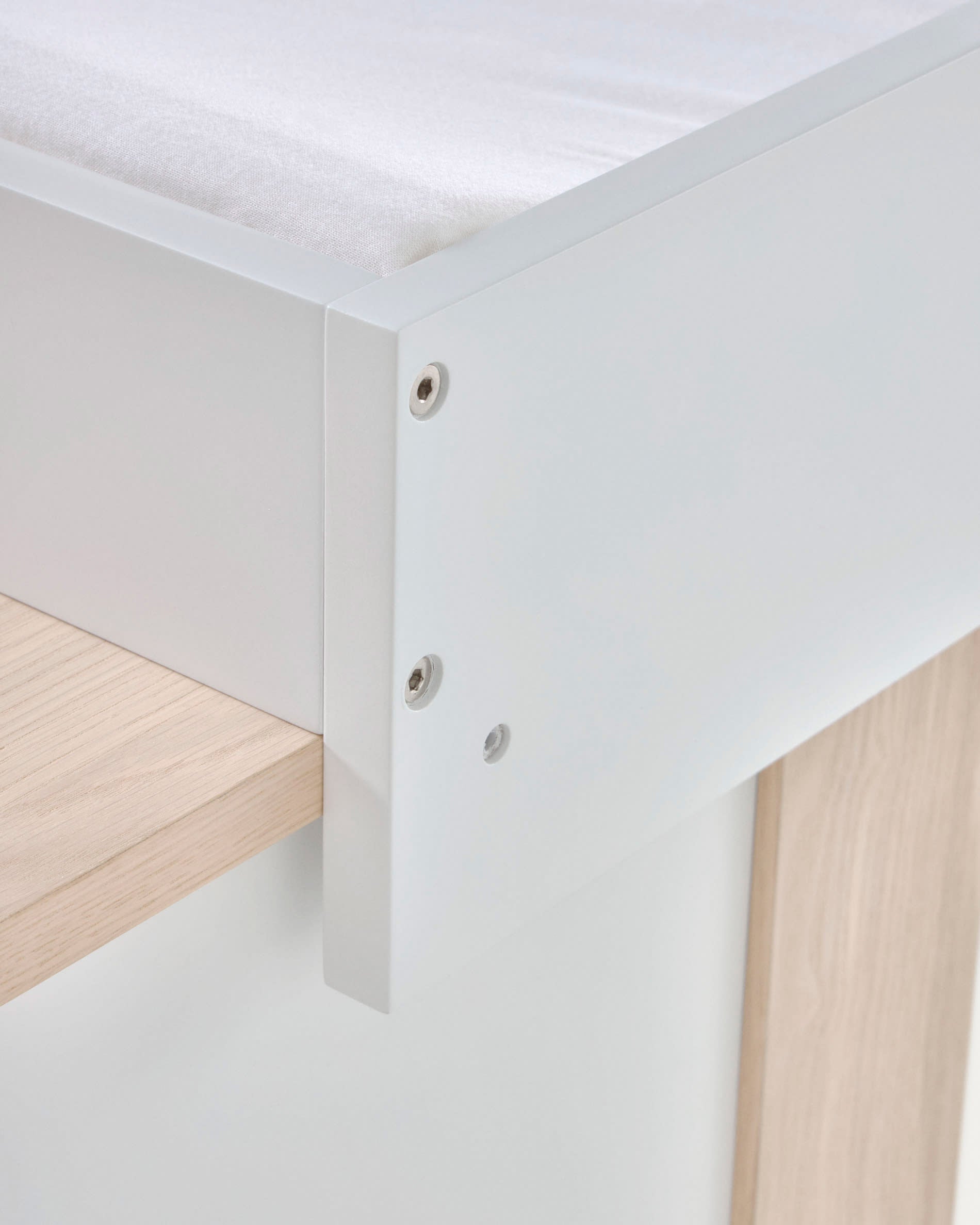 Praktischer Wickelaufsatz aus weißem MDF, 72x55 cm, von Kave Home. Perfekt für komfortables und sicheres Wickeln.
