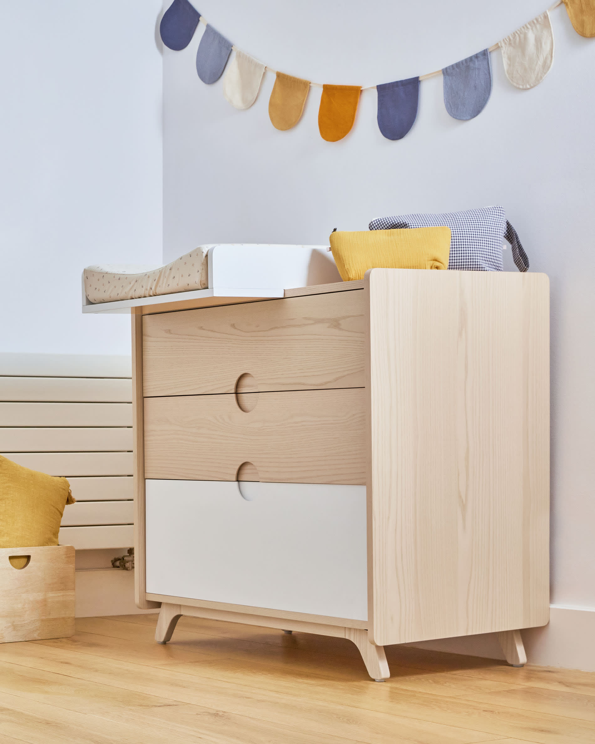 Praktischer Wickelaufsatz aus weißem MDF, 72x55 cm, von Kave Home. Perfekt für komfortables und sicheres Wickeln.