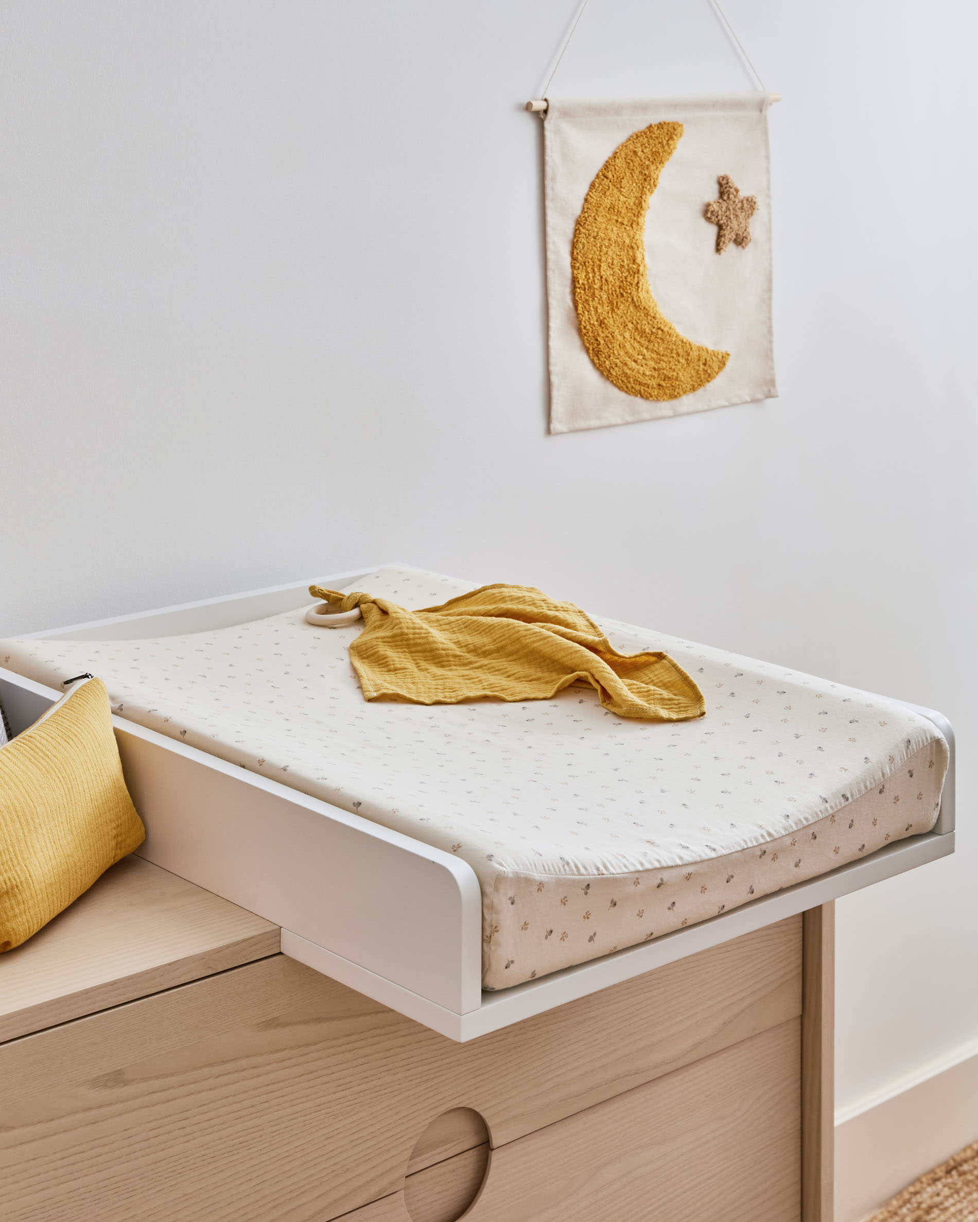 Eleganter Wickelaufsatz aus weissem MDF, passend für Nunila-Kommode, robust, pflegeleicht und stilvoll für jedes Kinderzimmer.