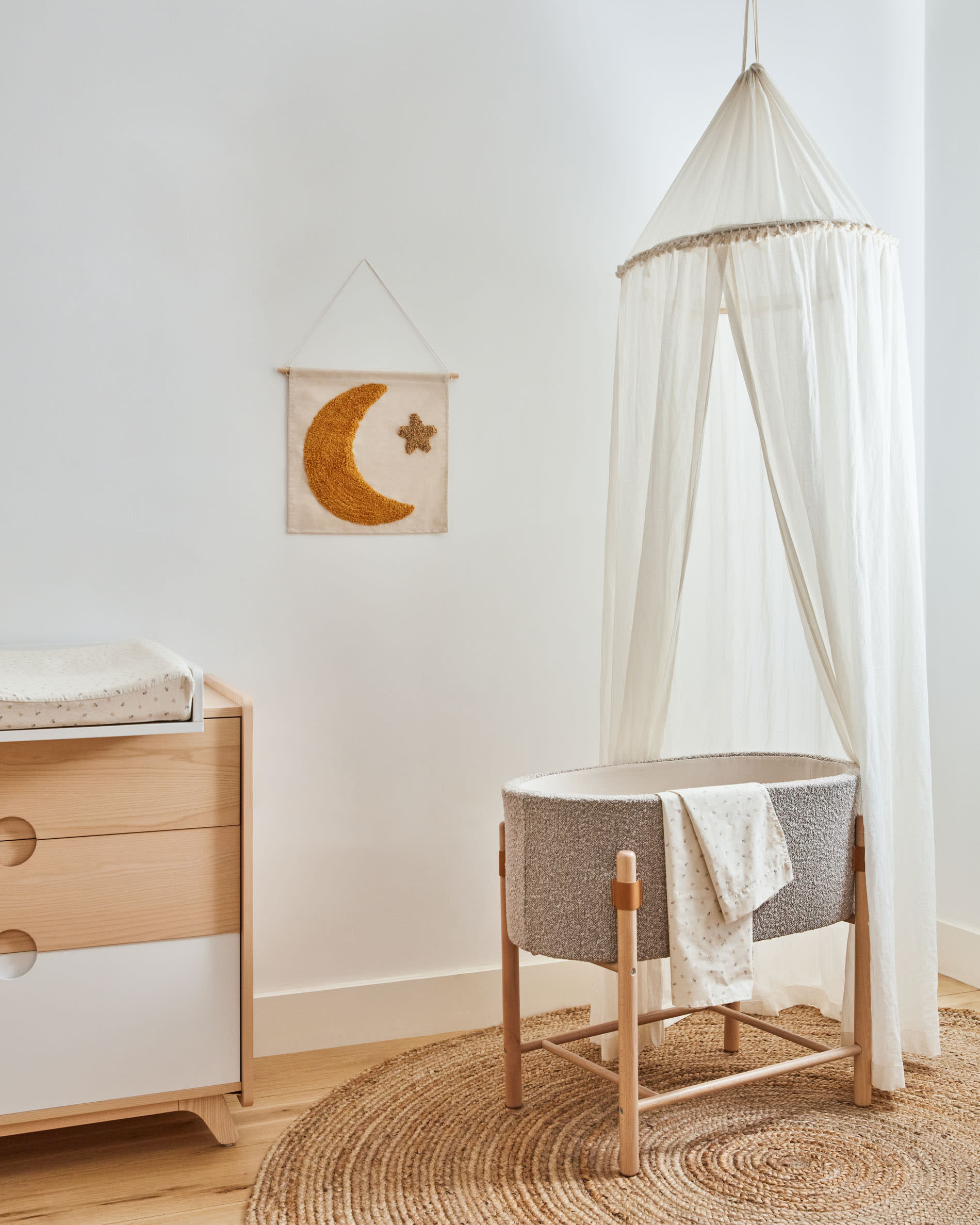 Eleganter Wickelaufsatz aus robustem MDF in Weiss, 72 x 55 cm. Perfekte Ergänzung für Ihre Nunila-Kommode, stilvoll und pflegeleicht.