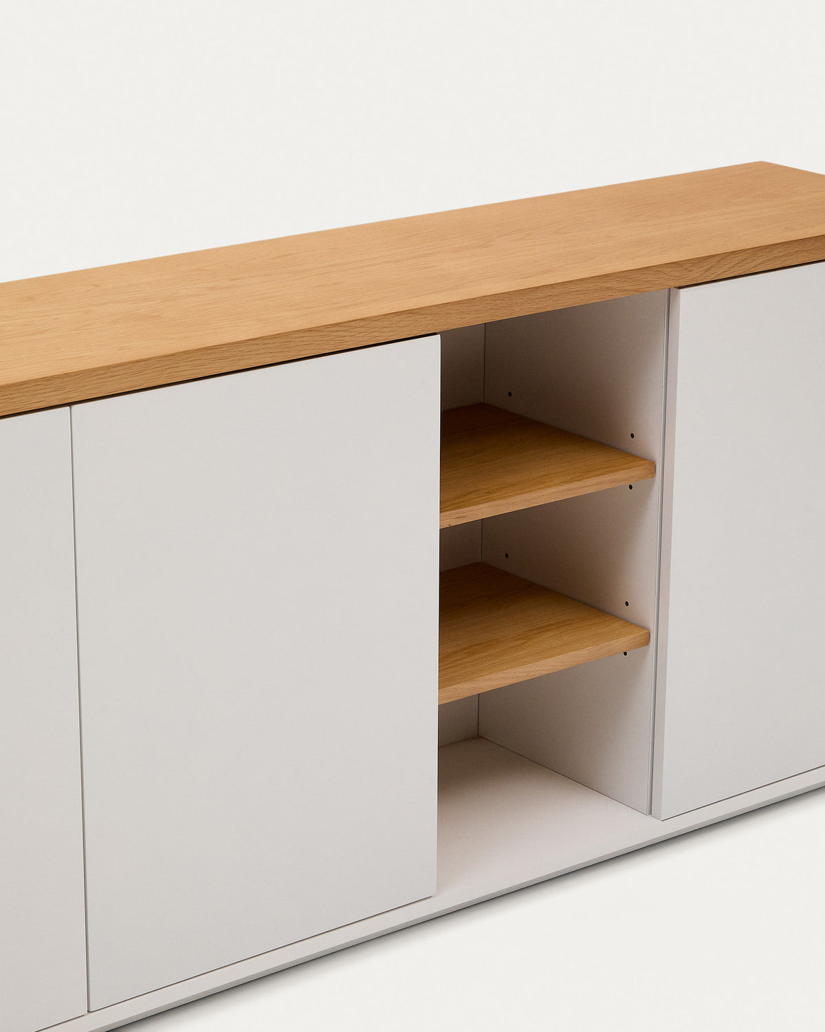 Abilen Sideboard 3 Türen aus Eichenfurnier und weisser Lackierung 180 x 75 cm FSC 100% in Weiss, Natur präsentiert im Onlineshop von KAQTU Design AG. Sideboard ist von Kave Home