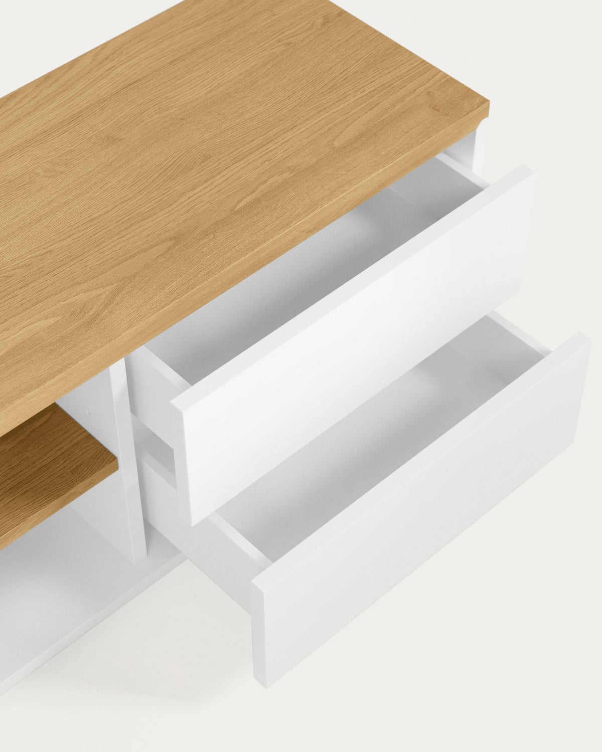 Abilen TV-Schrank 2 Türen 2 Schubladen Eichenfurnier weisse Lackierung 200 x 44 cm FSC 100% in Weiss, Natur präsentiert im Onlineshop von KAQTU Design AG. TV-Möbel ist von Kave Home