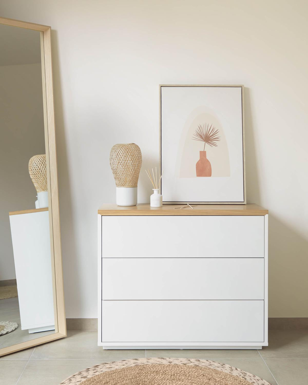 Stilvolle Kommode mit 3 Schubladen, weiss lackiert, Eichenfurnier, 90x36x75cm. Ideal für jeden Raum.