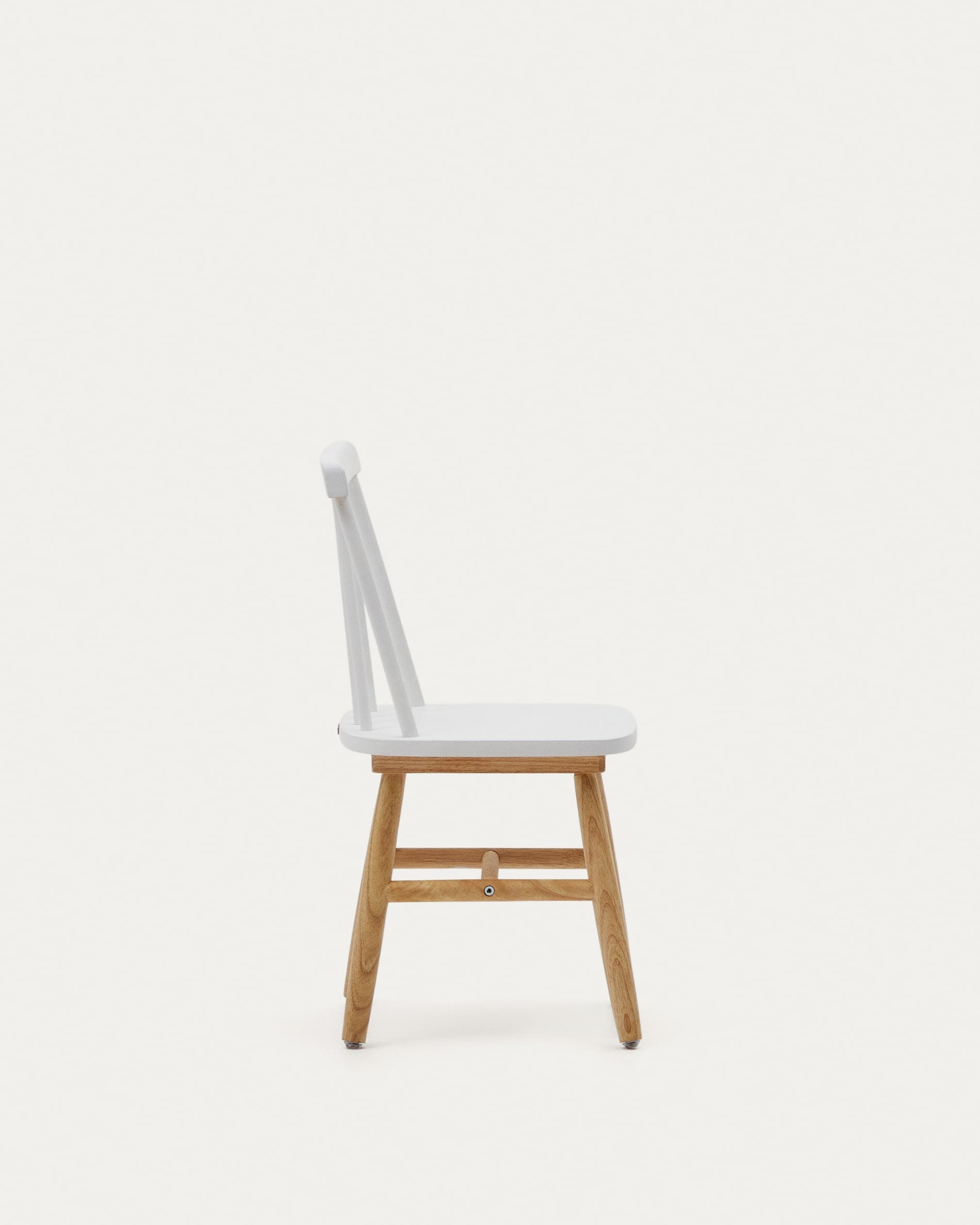 Tressia Kinderstuhl aus Kautschukholz, weiß und natur, von Kave Home. Robust, elegant und perfekt für Kinderzimmer.