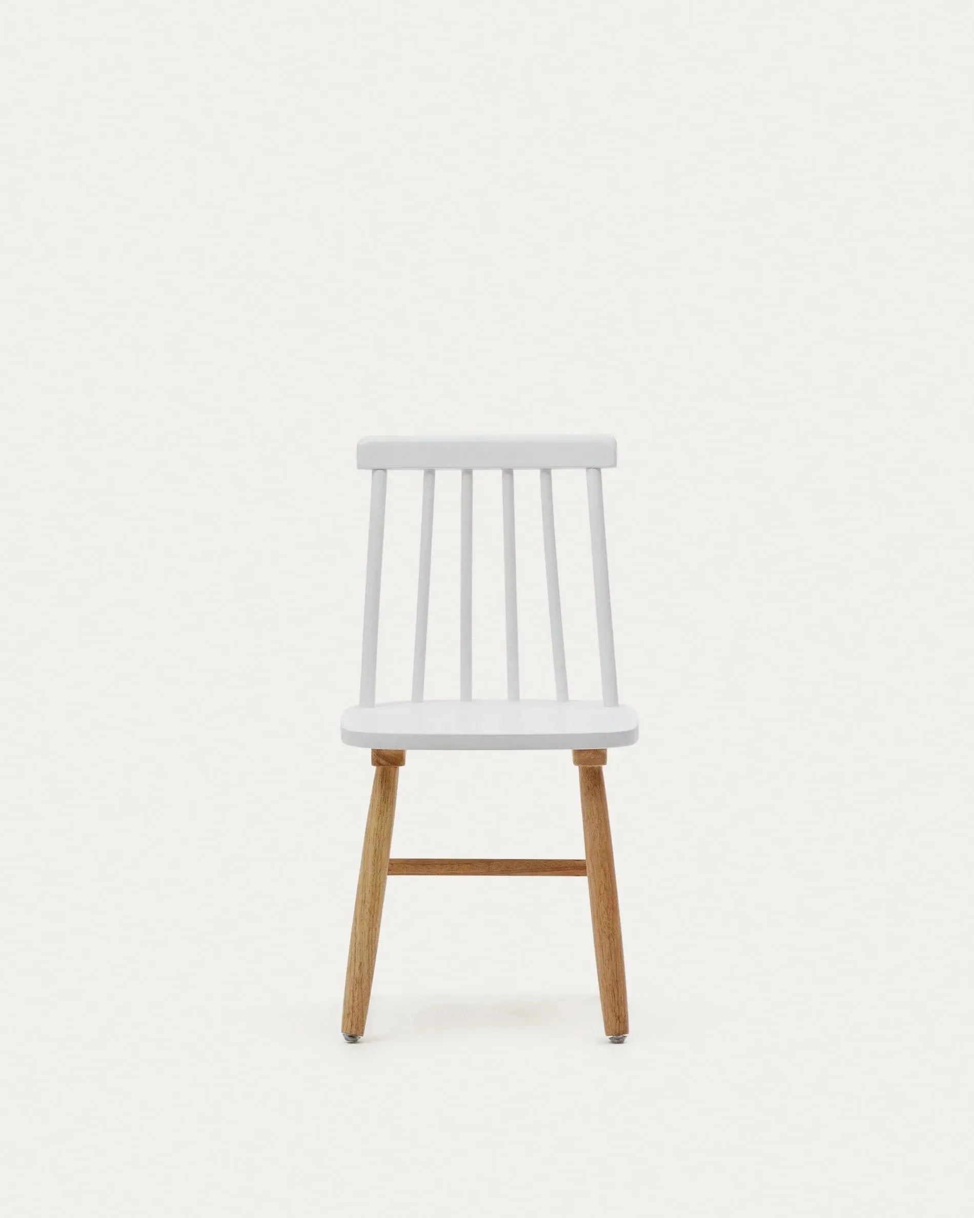 Tressia Kinderstuhl aus Kautschukholz, weiß und natur, von Kave Home. Robust, elegant und perfekt für Kinderzimmer.
