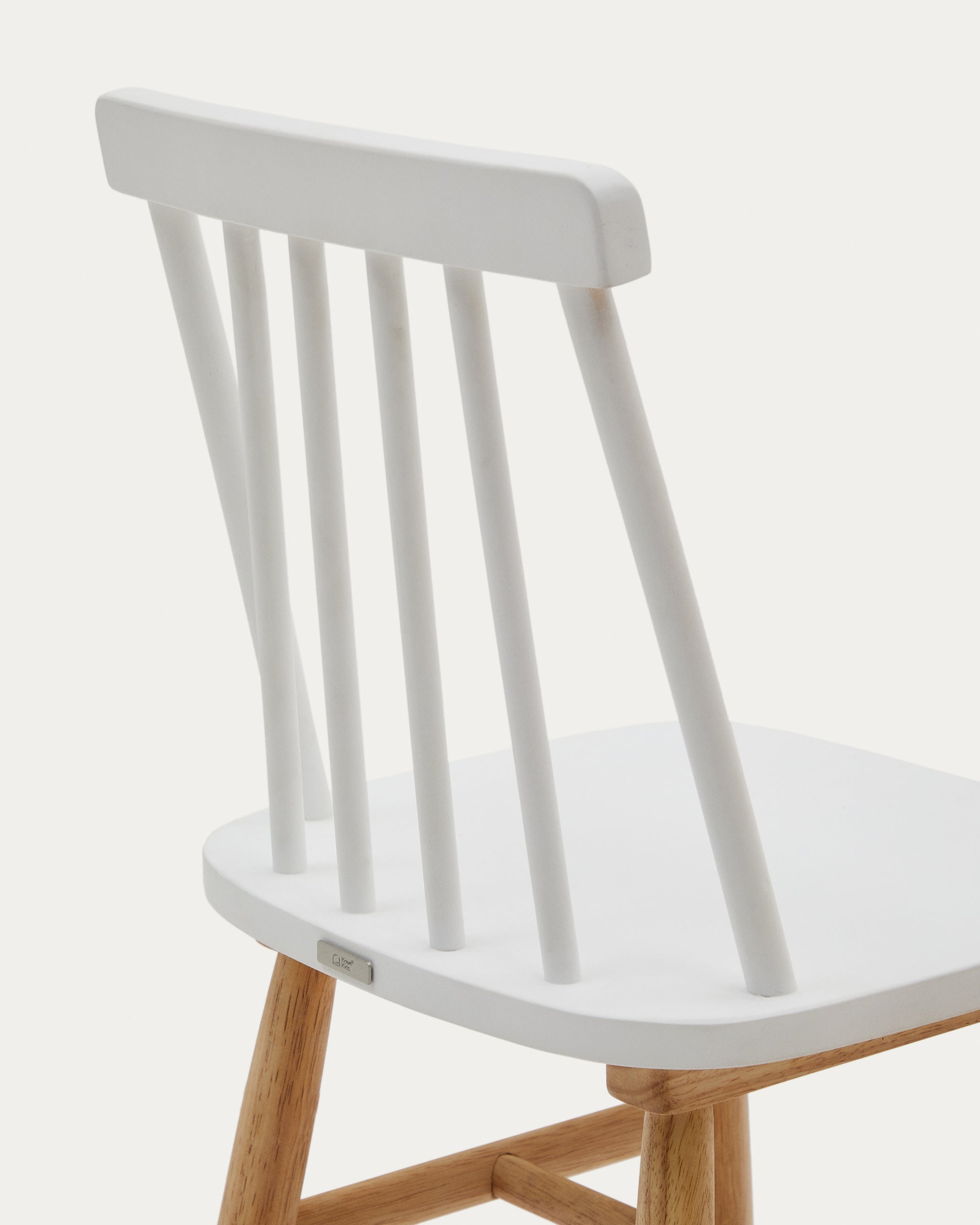 Tressia Kinderstuhl aus Kautschukholz, weiß und natur, von Kave Home. Robust, elegant und perfekt für Kinderzimmer.