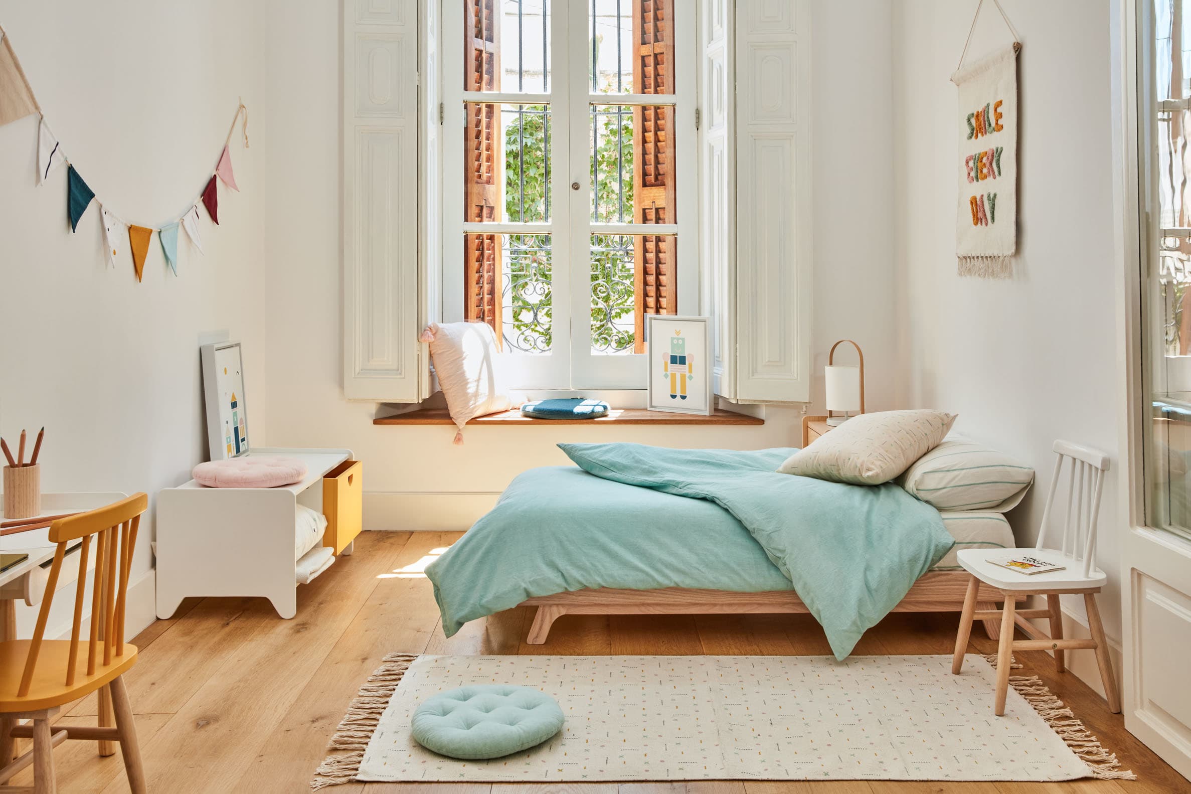 Kinderstuhl Tressia aus massivem Kautschukholz, weiß und natur, von Kave Home. Stilvoll, robust und ideal für Kinder.