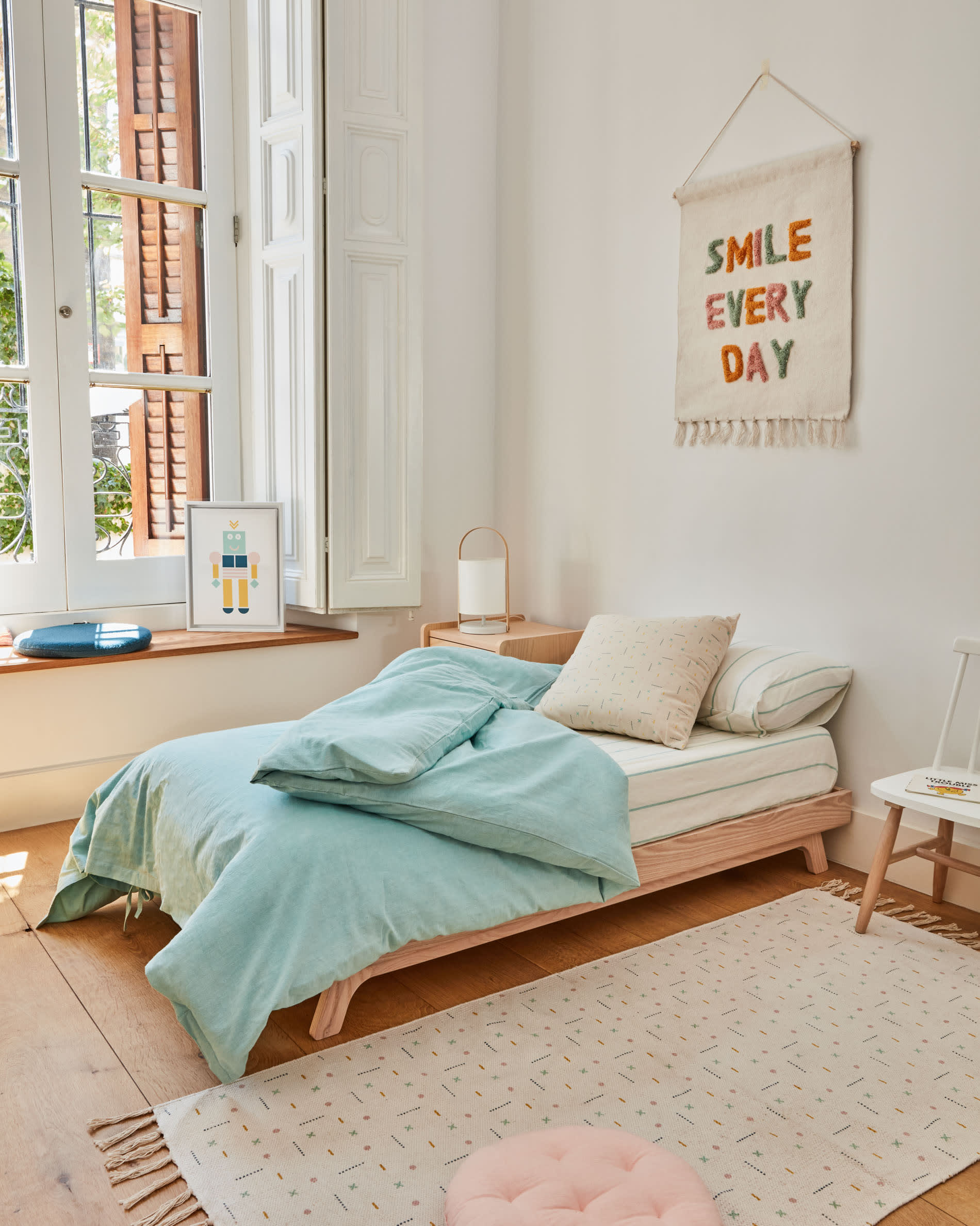 Tressia Kinderstuhl aus Kautschukholz, weiß-natur Finish, von Kave Home. Robust, stilvoll und perfekt für Kinderzimmer.